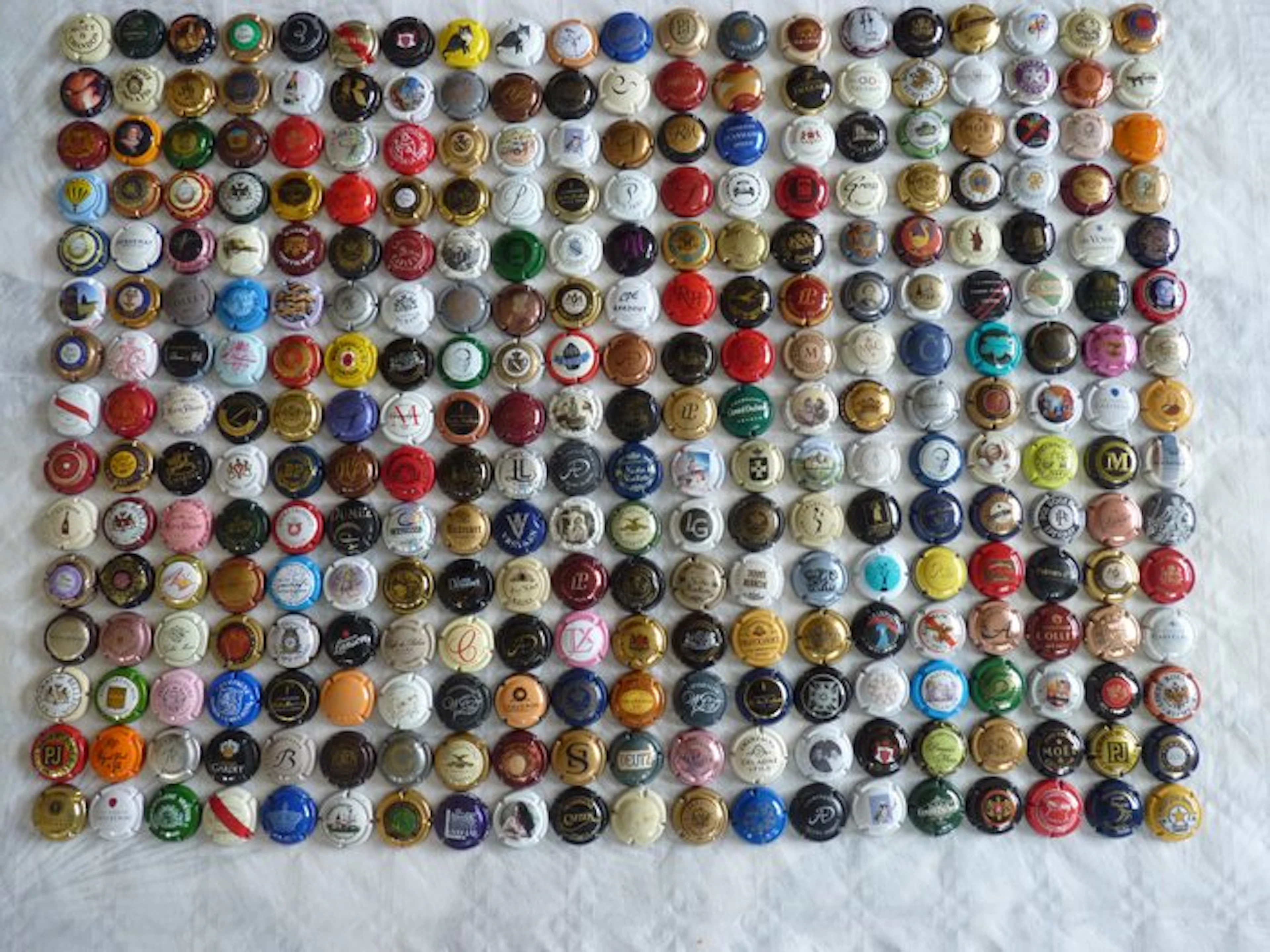 Themed collection - 300 beautiful champagne capsules (pretty ridges)