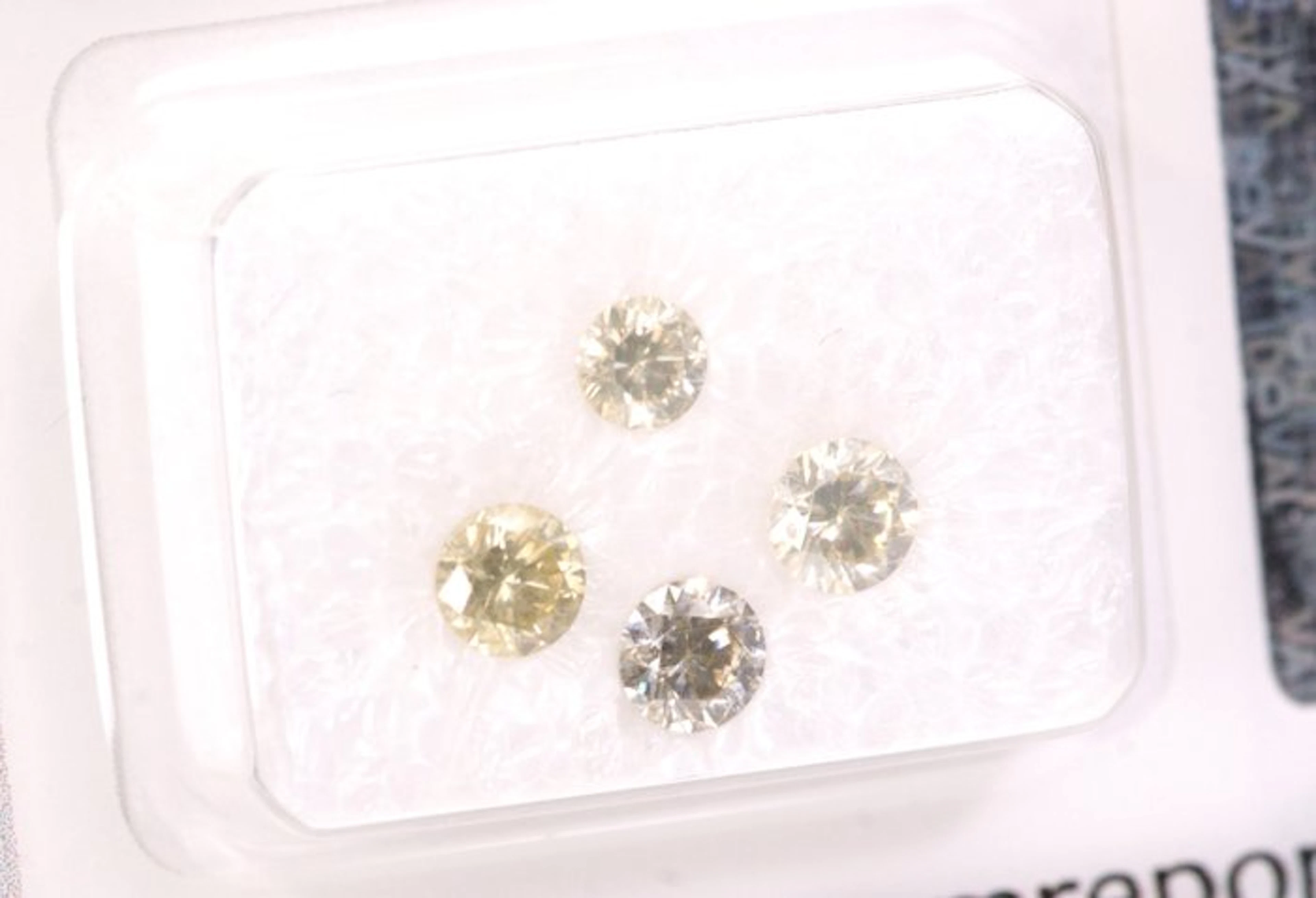 4 pcs Diamond (Natural coloured) - 0.77 ct - Round - Faint