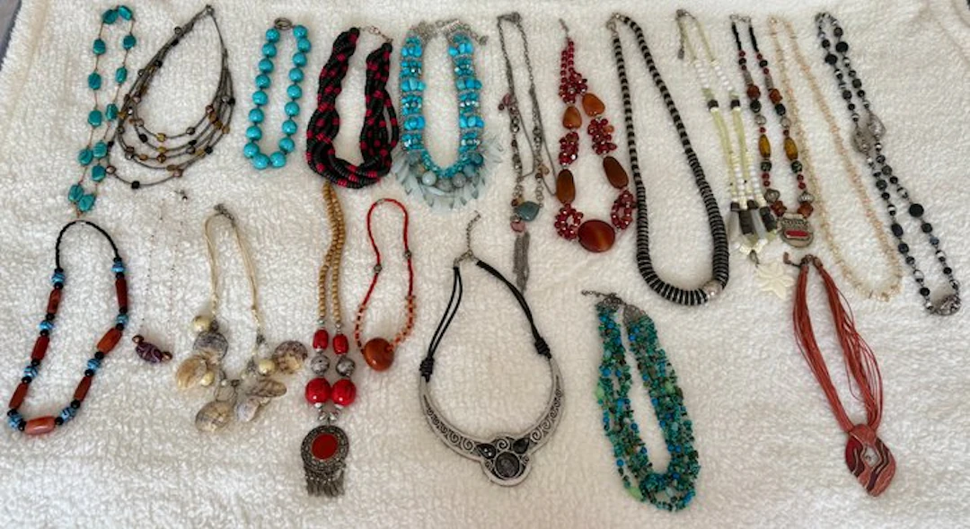 Themed collection - 20 Necklaces/ Various Materials/...