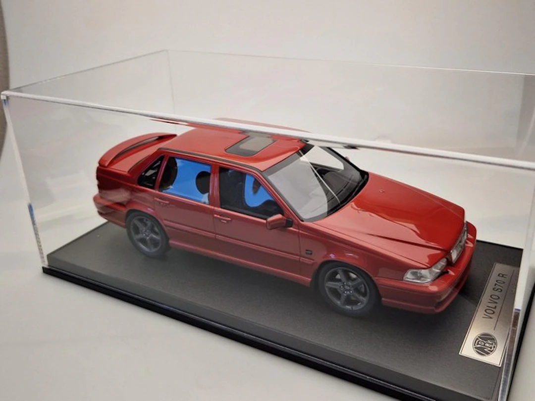 Radscale 1:18 - Model car - Volvo S70R - Rood - Inclusief Vitrinebox