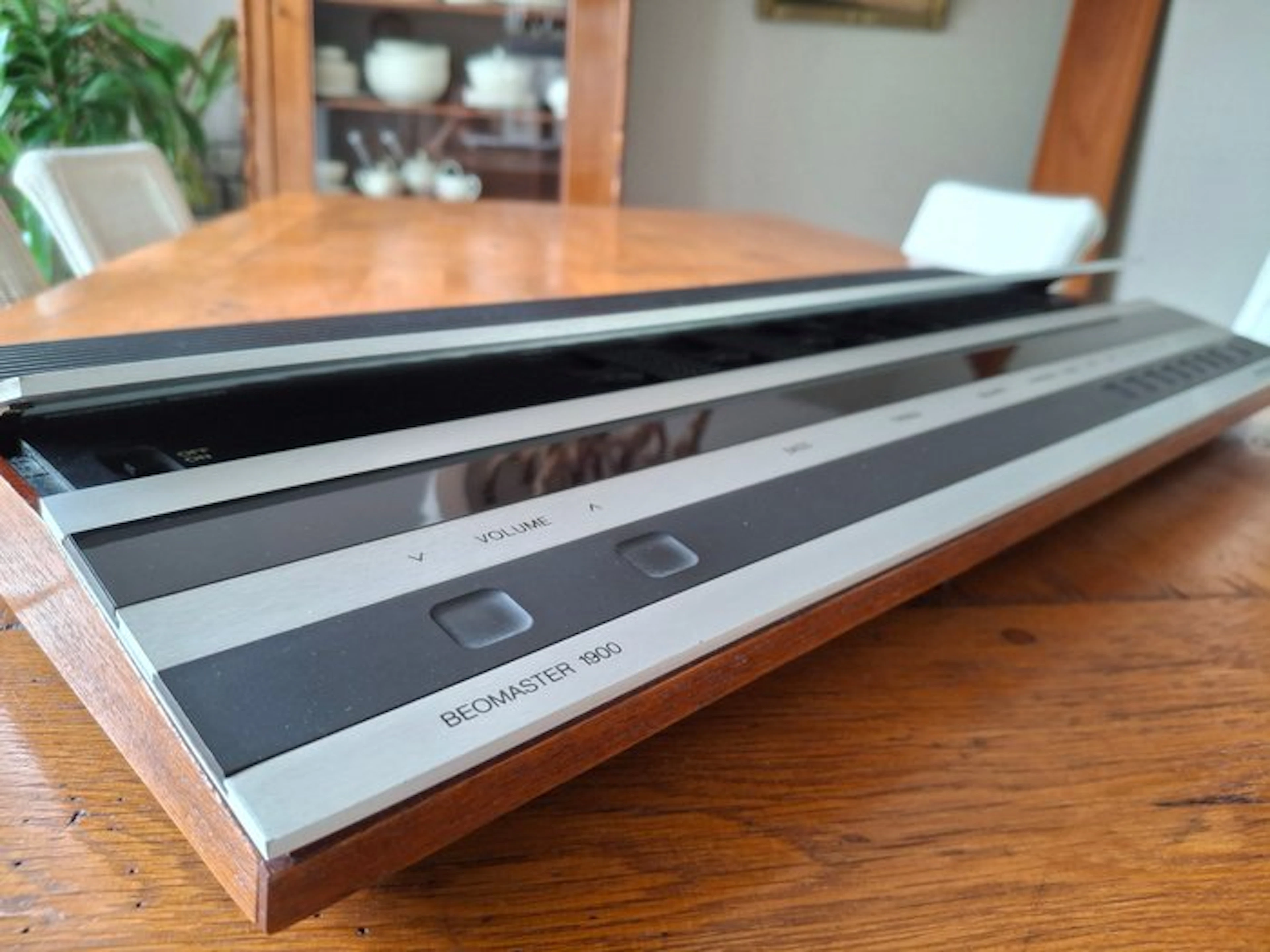 Bang & Olufsen - Beomaster 1900 Solid state stereo receiver