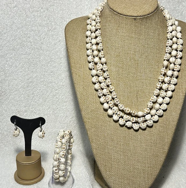 Set 'Momento Mori' by Natural Howlite