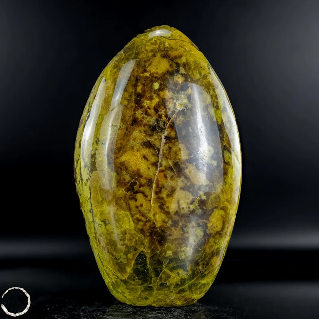 Natural green opal freeform from Madagascar - of unique quality- 2070.75 g