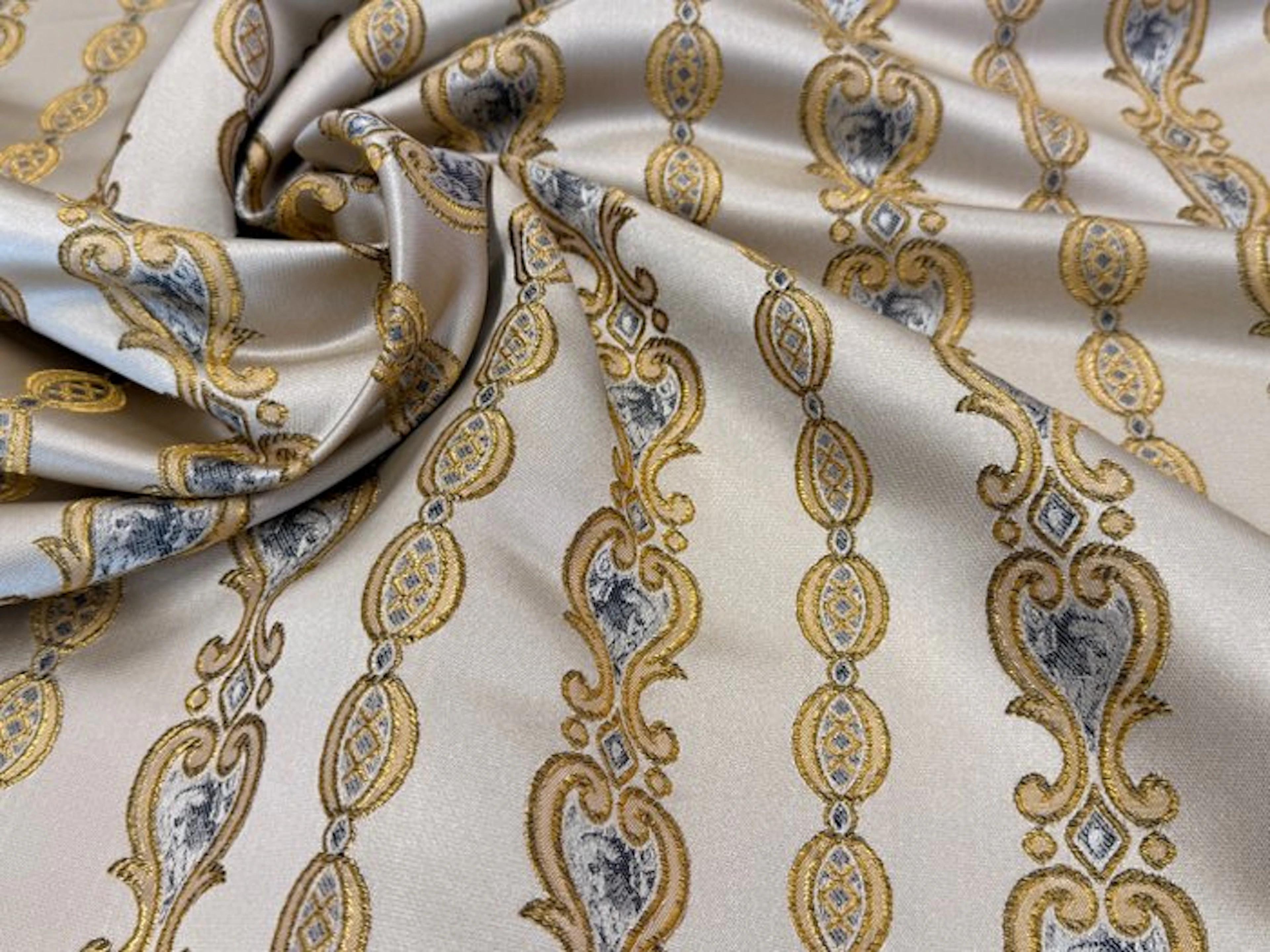 GCFabrics – Regal Lampasso “Ducal Chains” Ivory