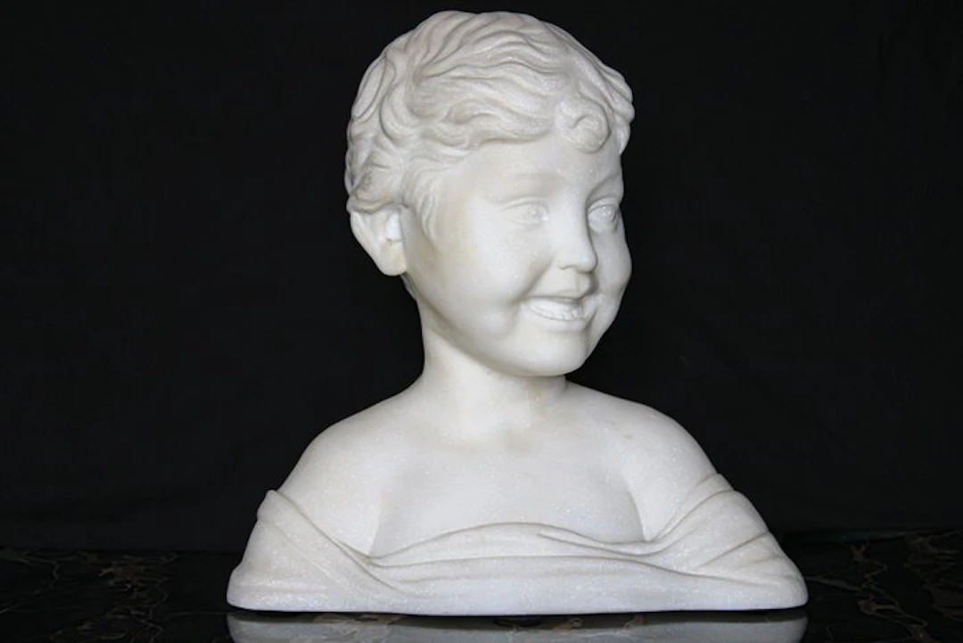 Bust, Fanciullo sorridente - 32 cm - Carrara marble