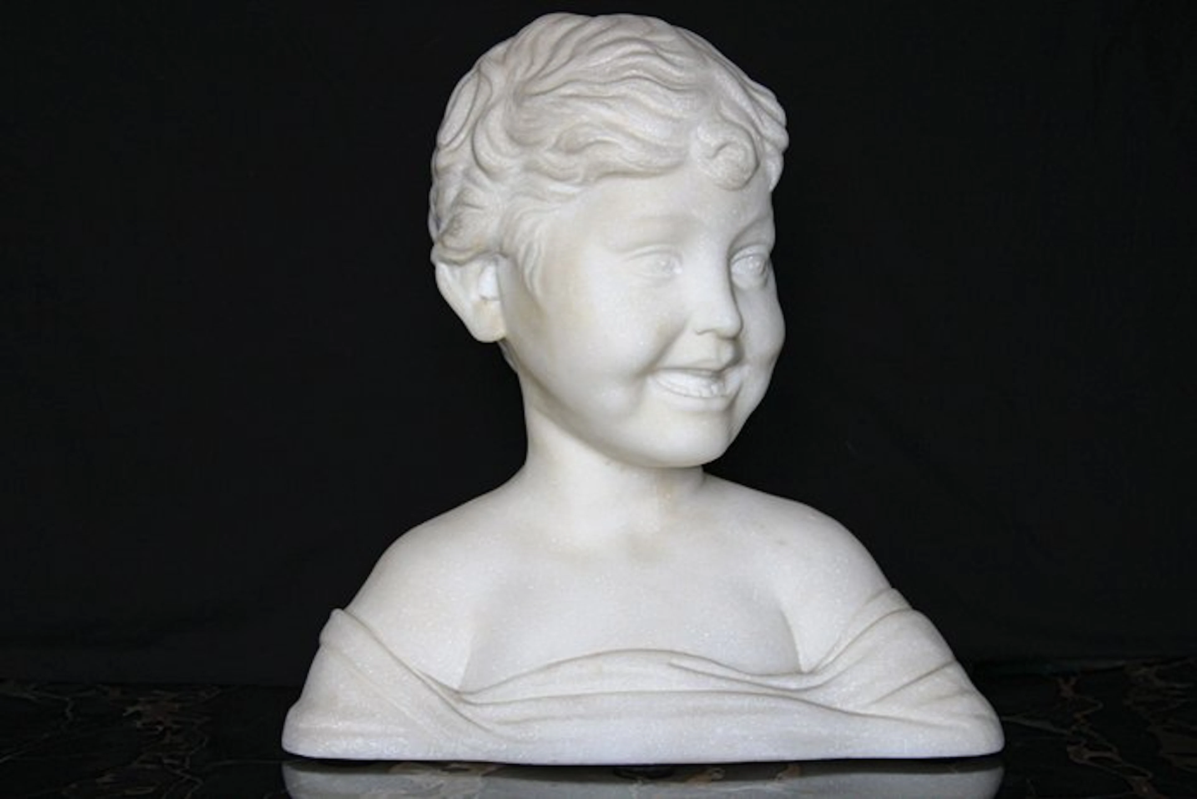 Bust, Fanciullo sorridente - 32 cm - Carrara marble