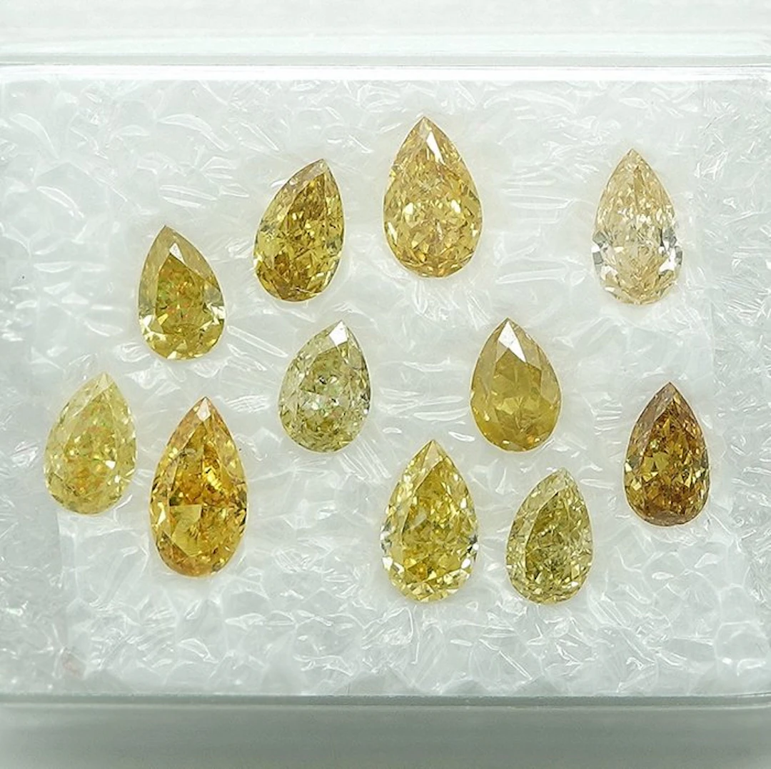 11 pcs Diamond (Natural coloured) - 1.03 ct - Pear - Fancy Orangy Yellow - VS1