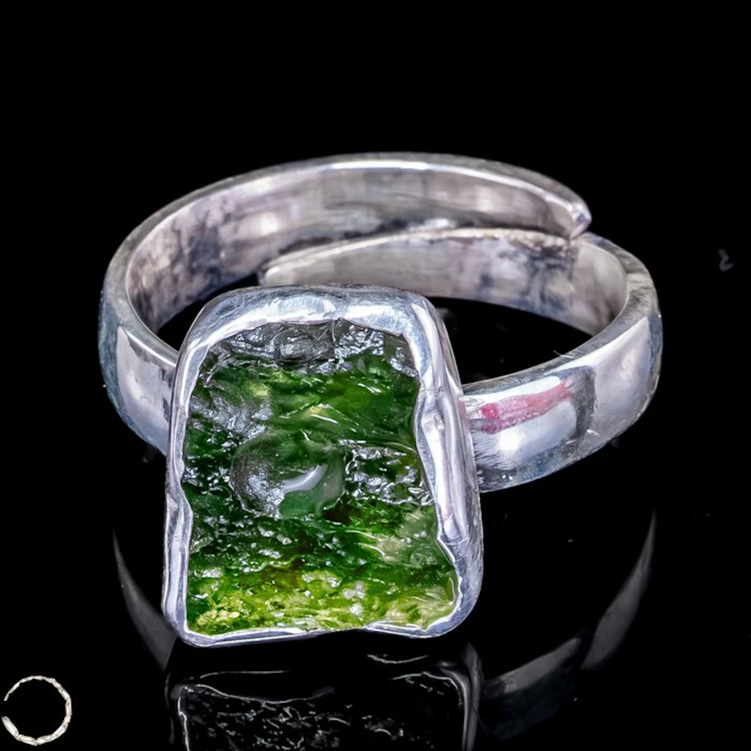 Stunning Moldavite ring in 925 silver – A piece of cosmic...