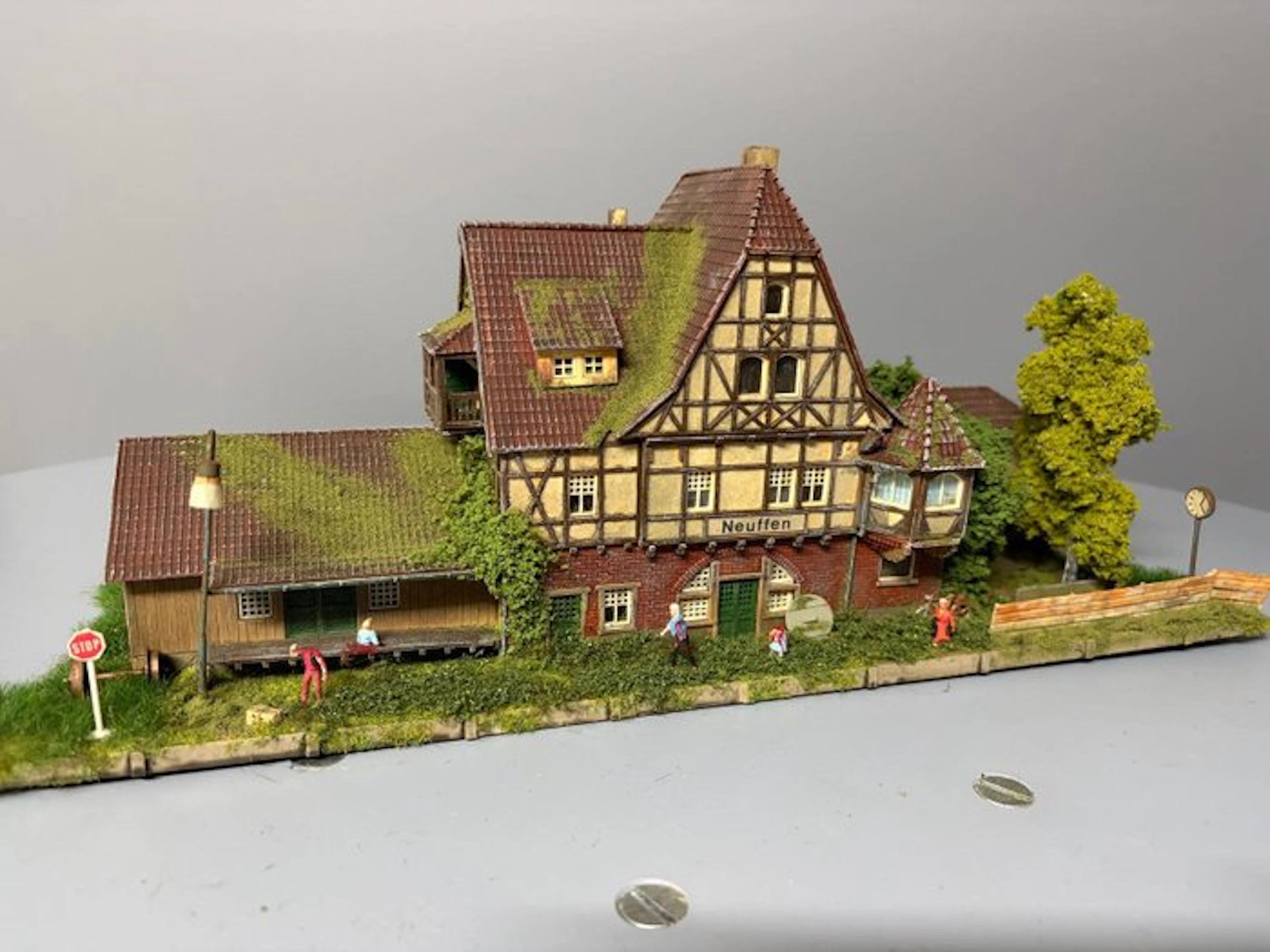 Faller H0 - Model train buildings (1) - Neuffen Station in a Halloween scene