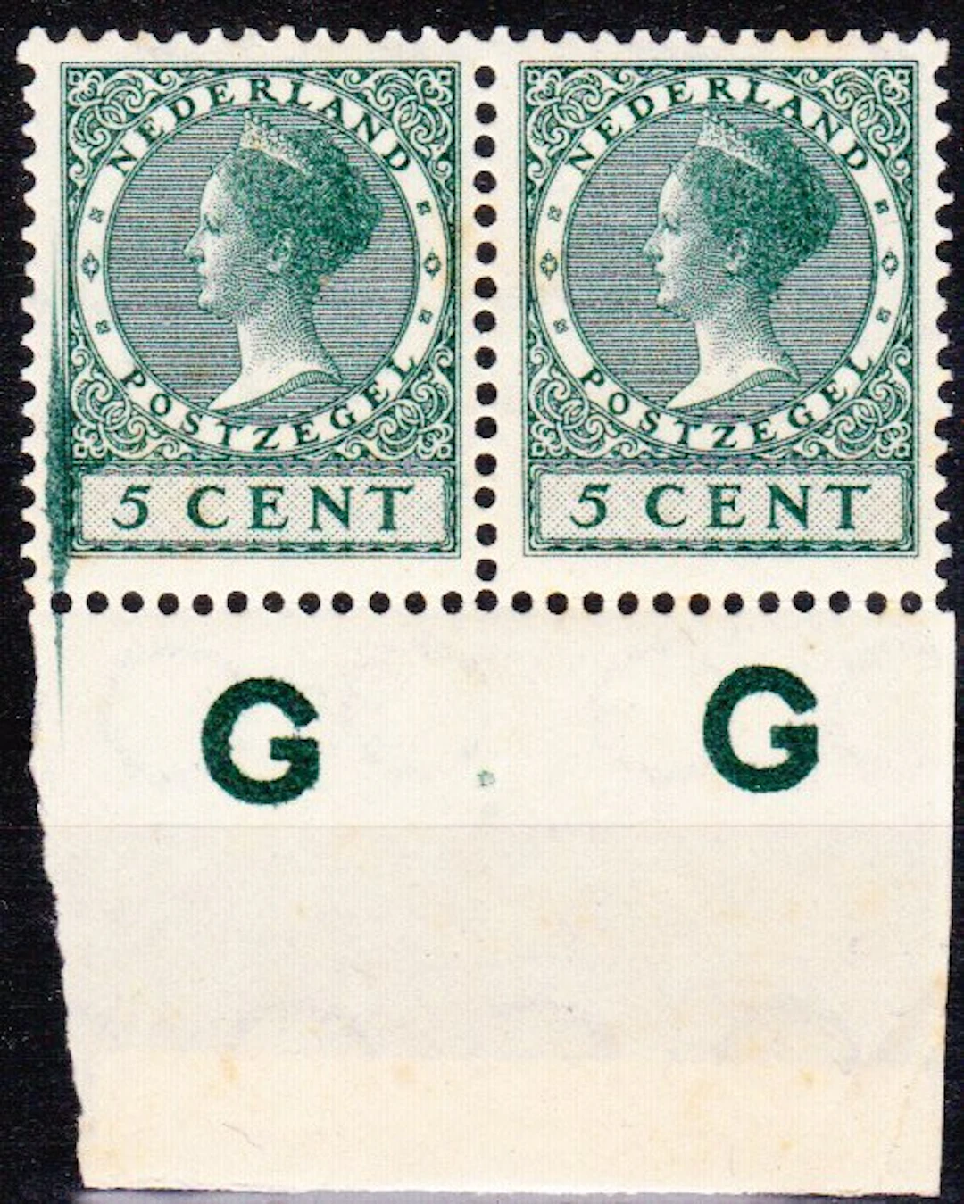 Netherlands 1926 - Mint pair of 5-cent stamps with a large green scratch/stain.
