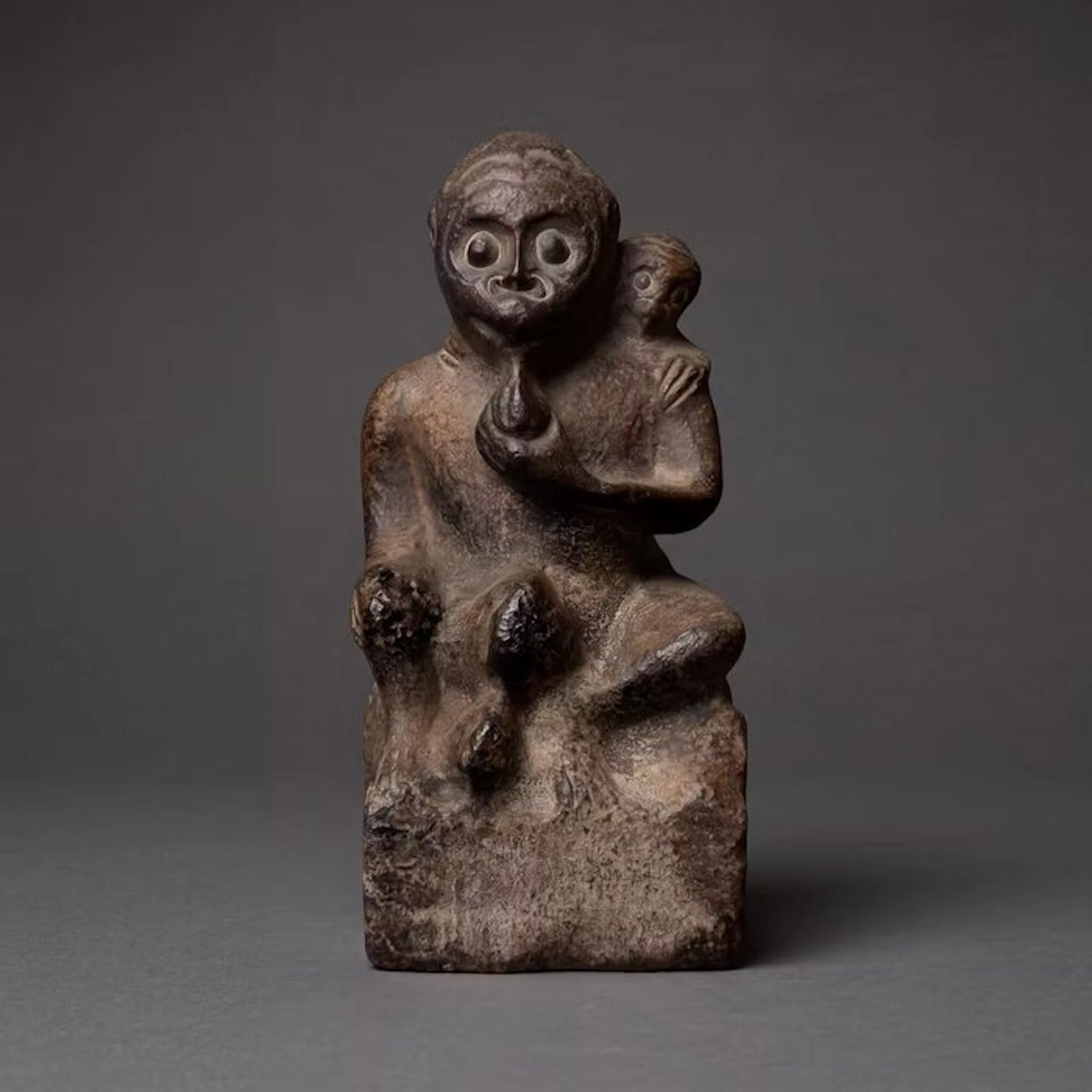 Aap met jong - Grantiet. (hand-engraved) - Asia (No reserve price)