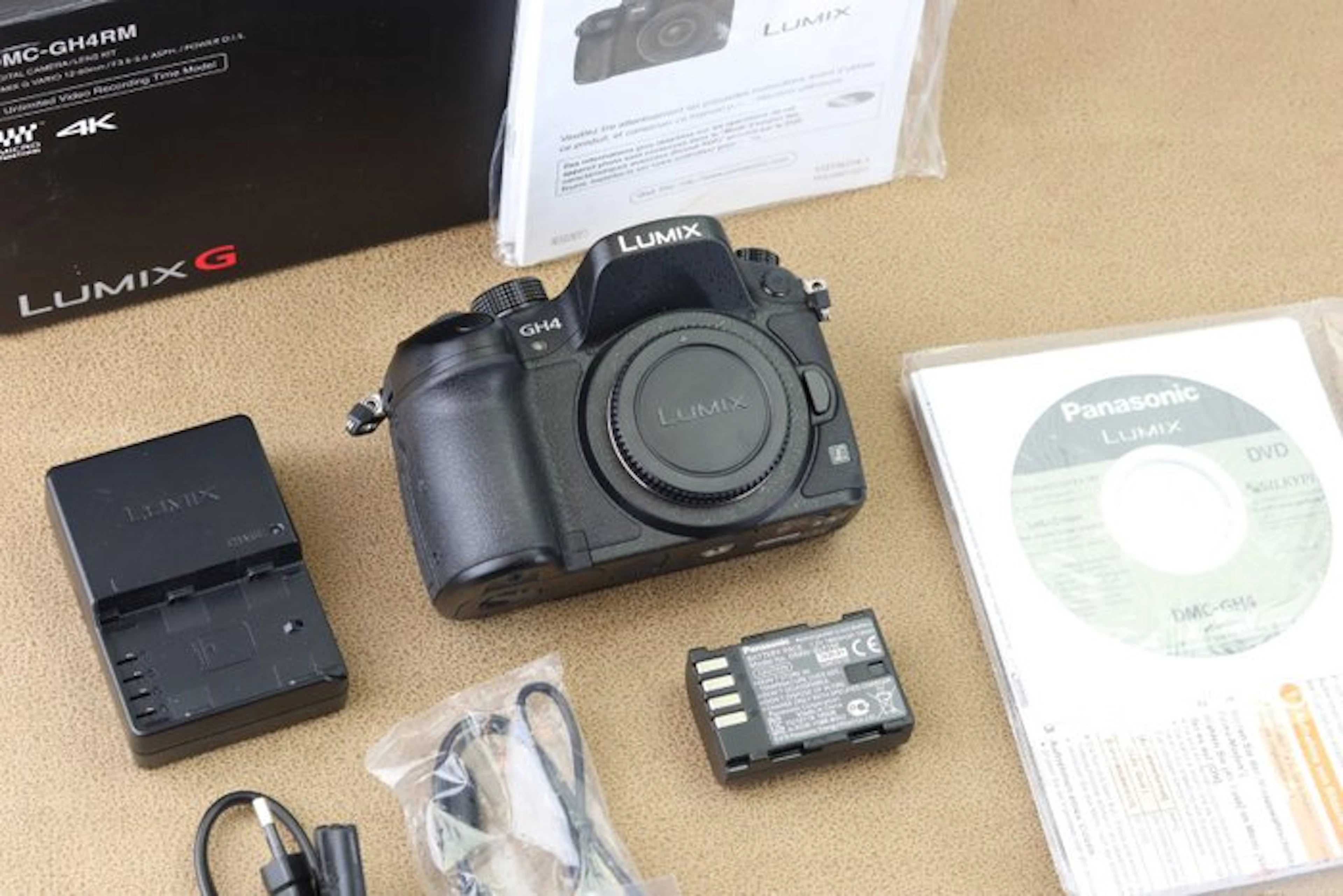 Panasonic DMC-GH4R Shuttercount 264! Body + accessoires Digital camera