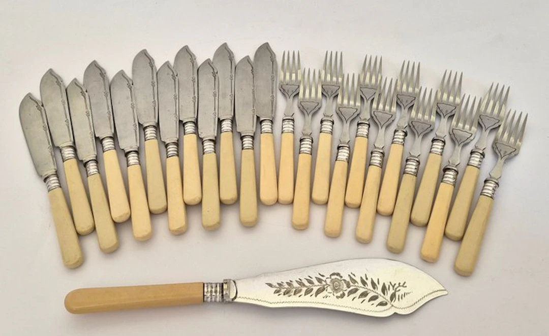 Fish cutlery set for 12 (25) - and a suitable fish scoop