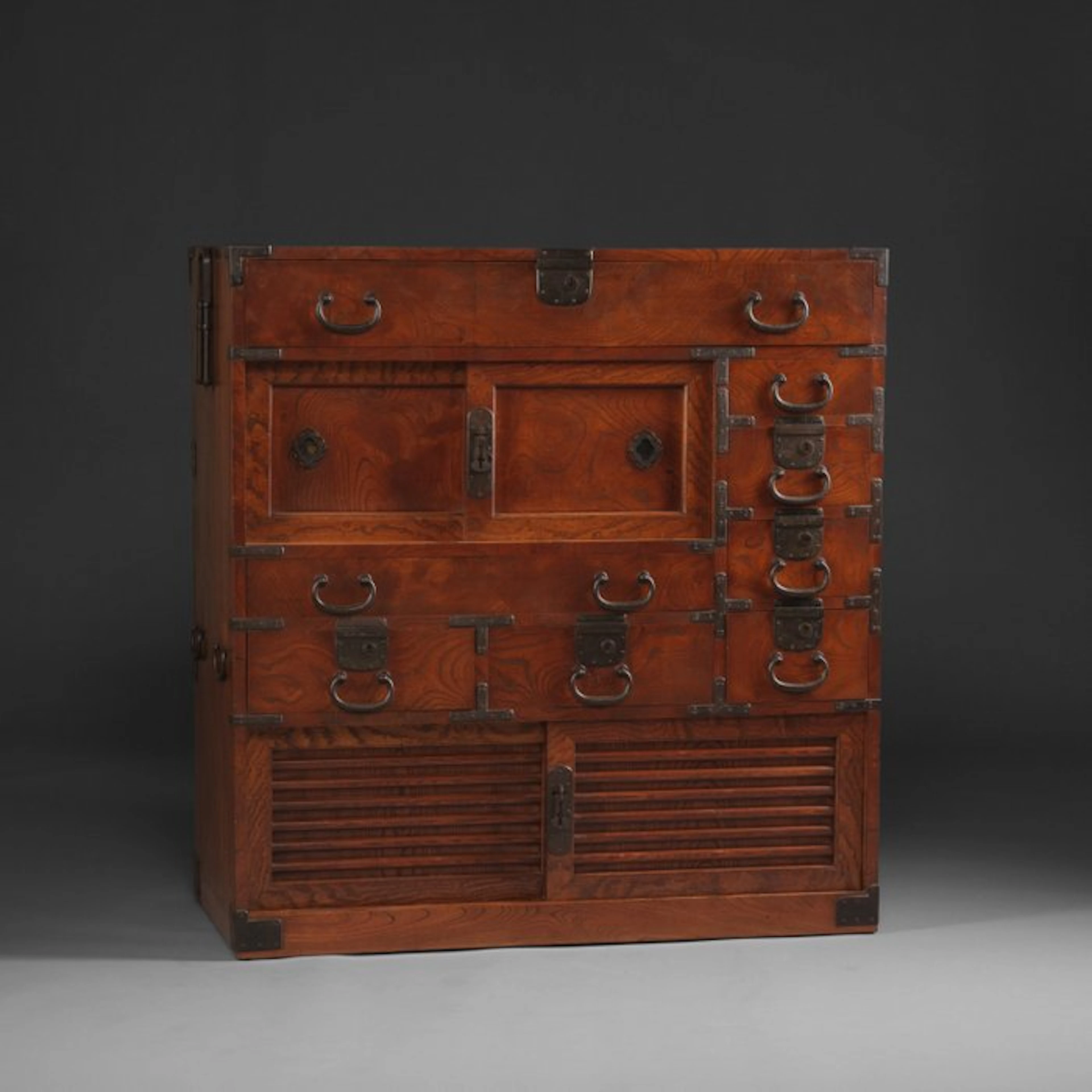 Merchant’s chest 帳場箪笥 (chôba dansu) - Wood