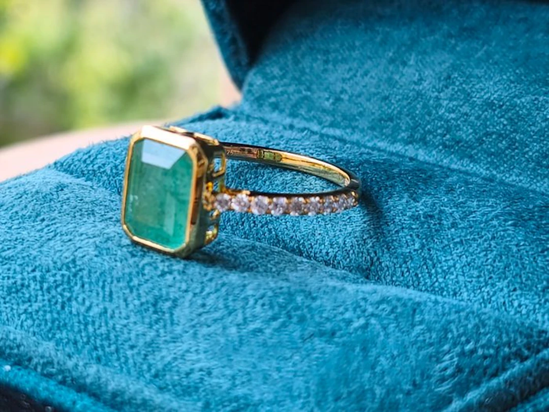 Ring - 14 kt. Yellow gold - 2.37ct. tw. Emerald - Diamond