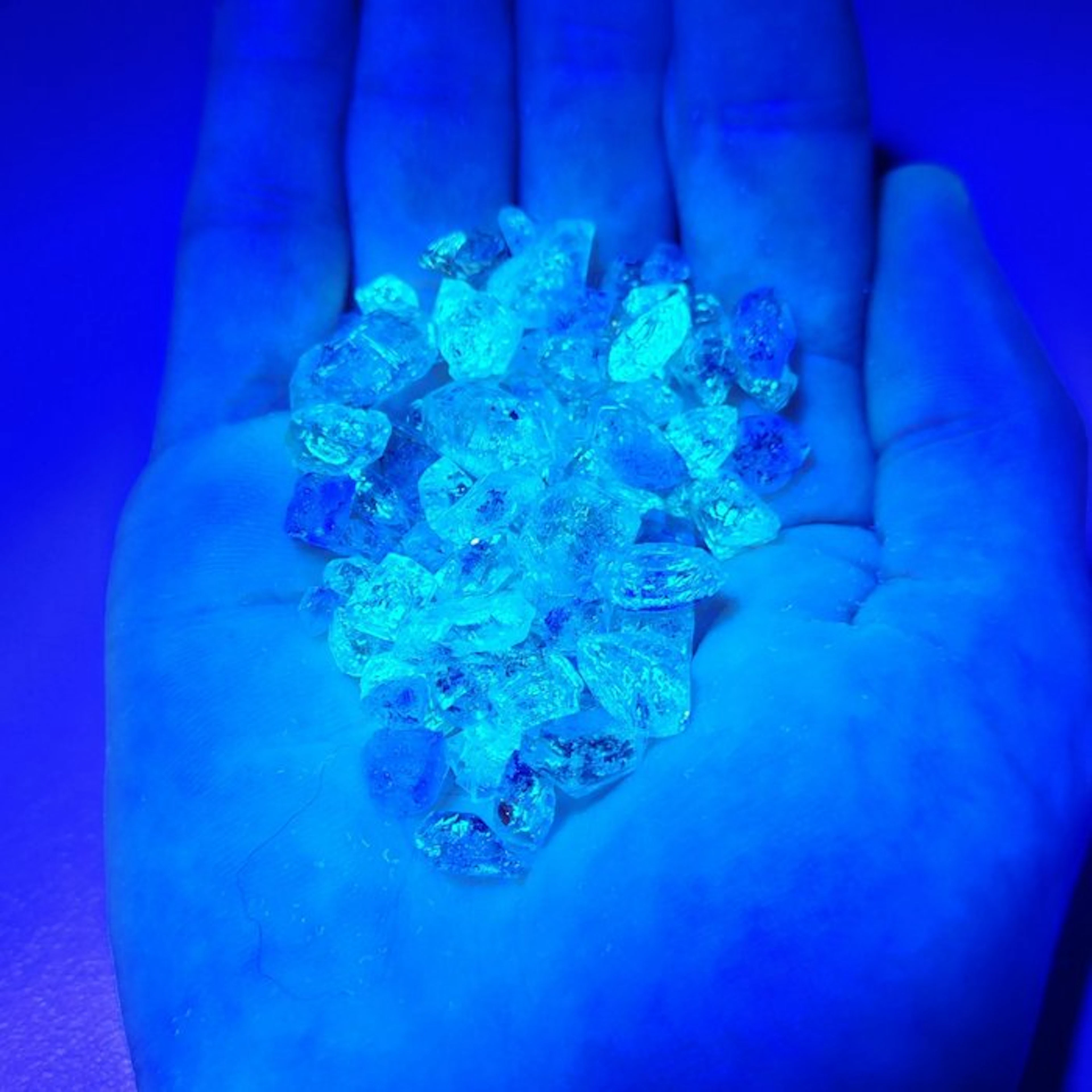 Diamond quartz with oil inclusions. Fluorescent- 23.66 g - (94)