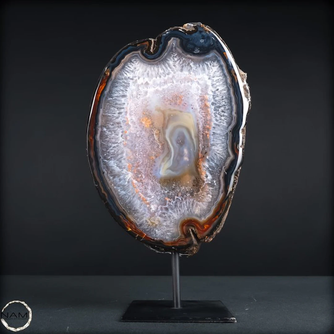 Agate geode on stand – Fascinating natural art with...