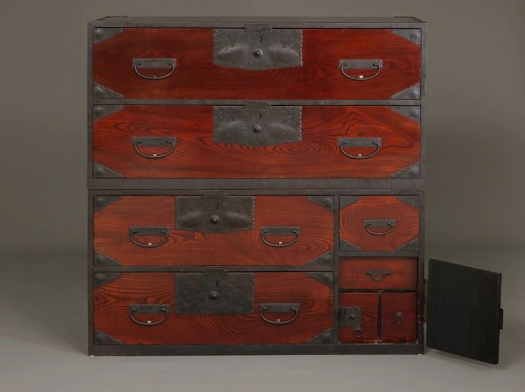Sado ishô’dansu 衣装箪笥 (cabinet of drawers) - Iron (cast/wrought)