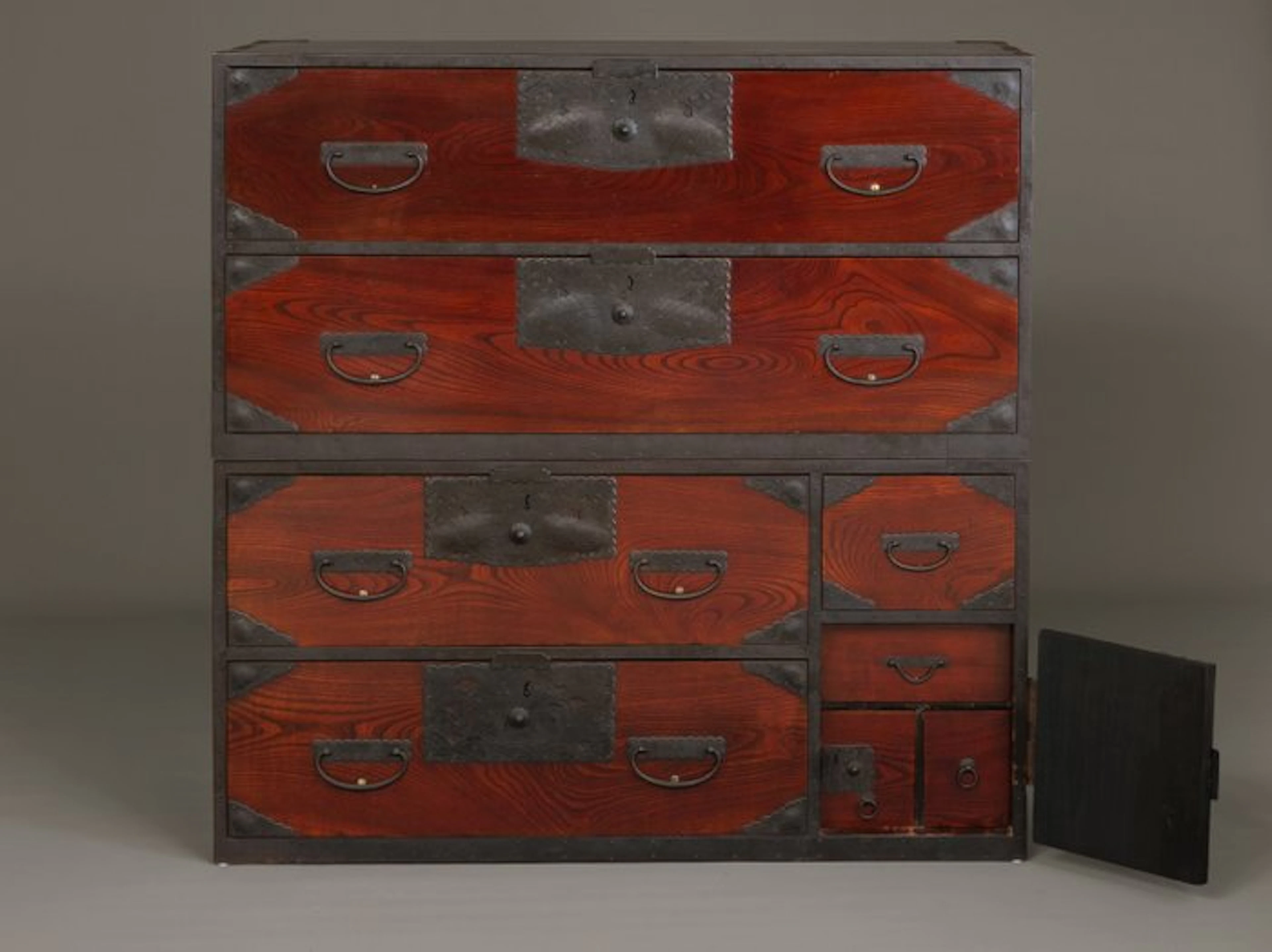 Sado ishô’dansu 衣装箪笥 (cabinet of drawers) - Iron (cast/wrought)