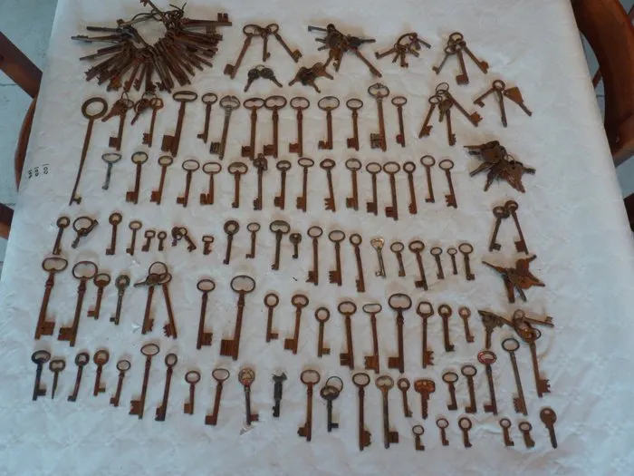 Themed collection - A lot of at least 180 old keys with some rare ...