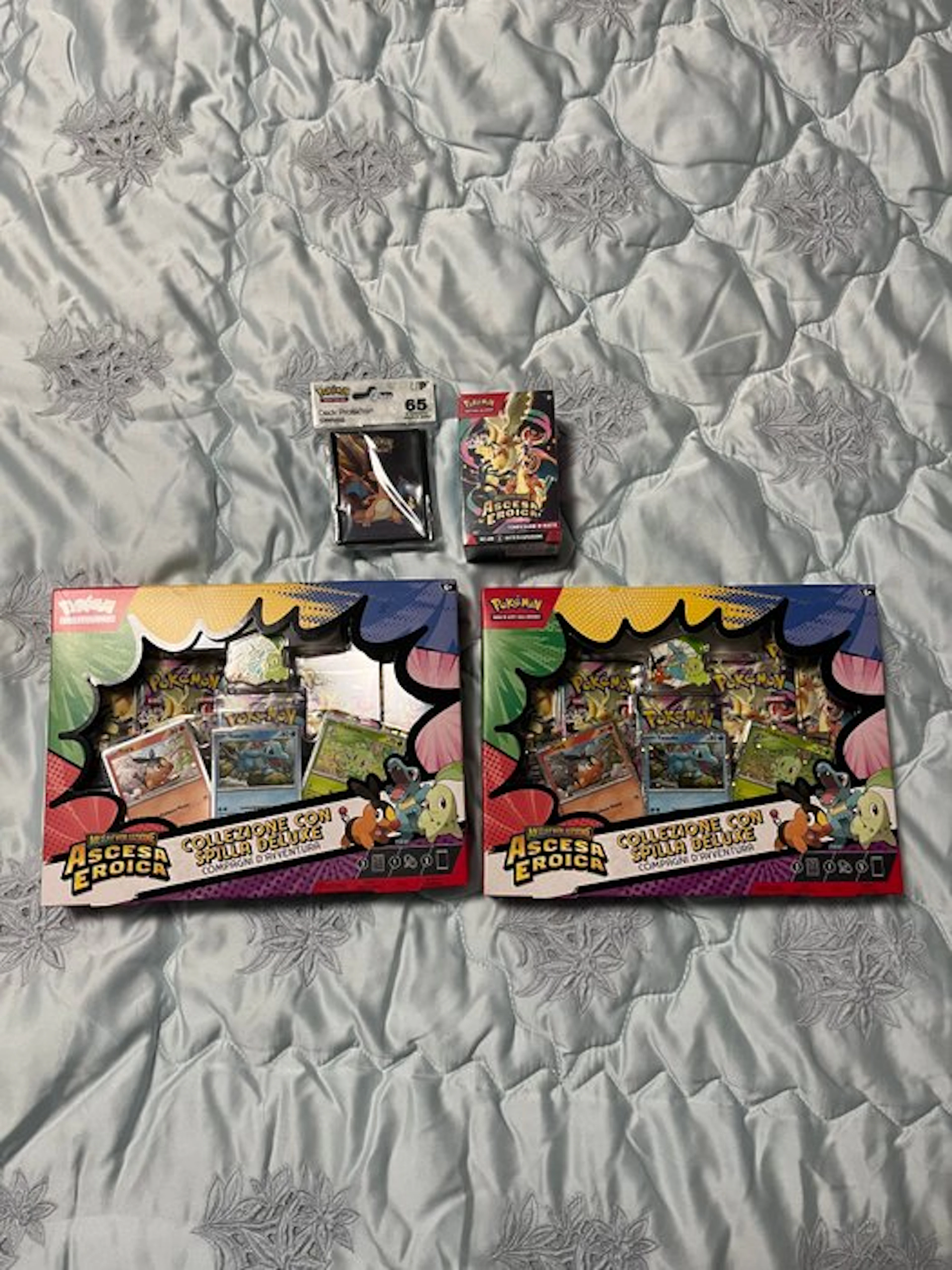 Pokémon - 4 Box - Collezione con Spilla Deluxe - Scarlet...