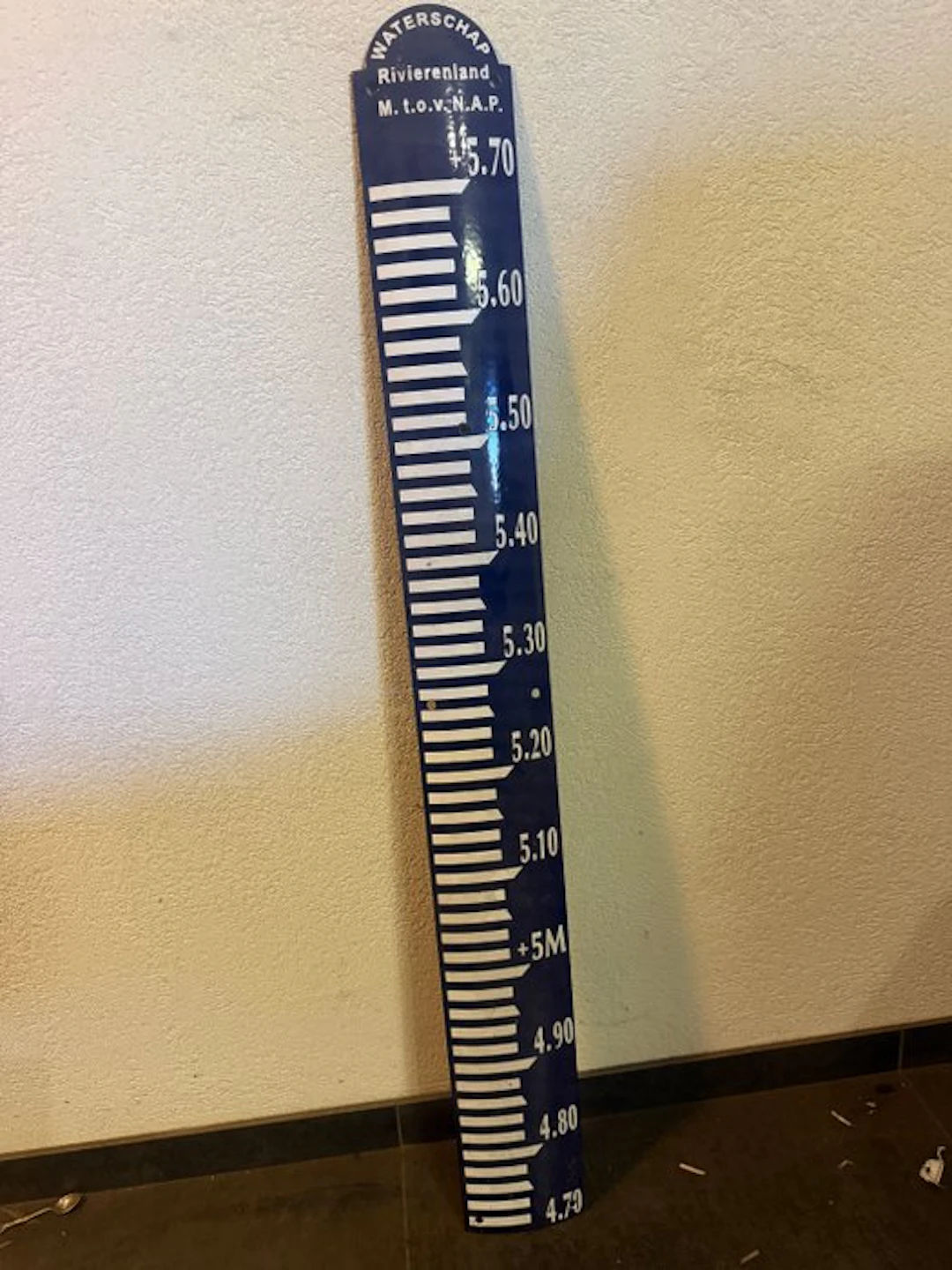Large level gauge Waterschap Rivierenland – blue-white – N.A.P