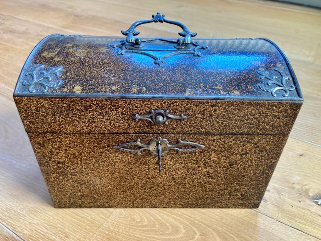 Tea caddy/ box (3) - Wrought iron, Cast iron, Spruce, Tulipwood, lacquering