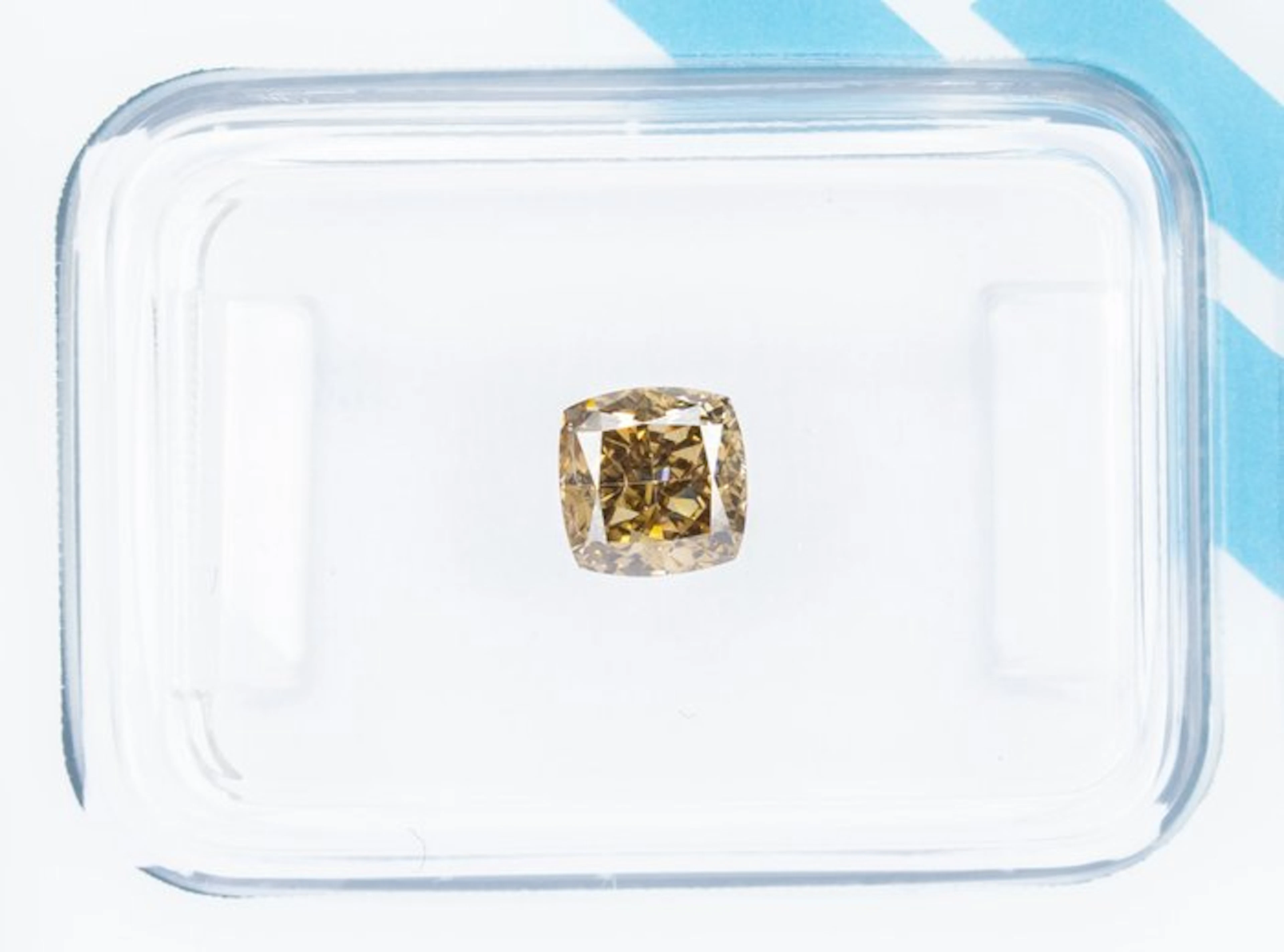 No reserve price - 1 pcs Diamond (Natural coloured)...