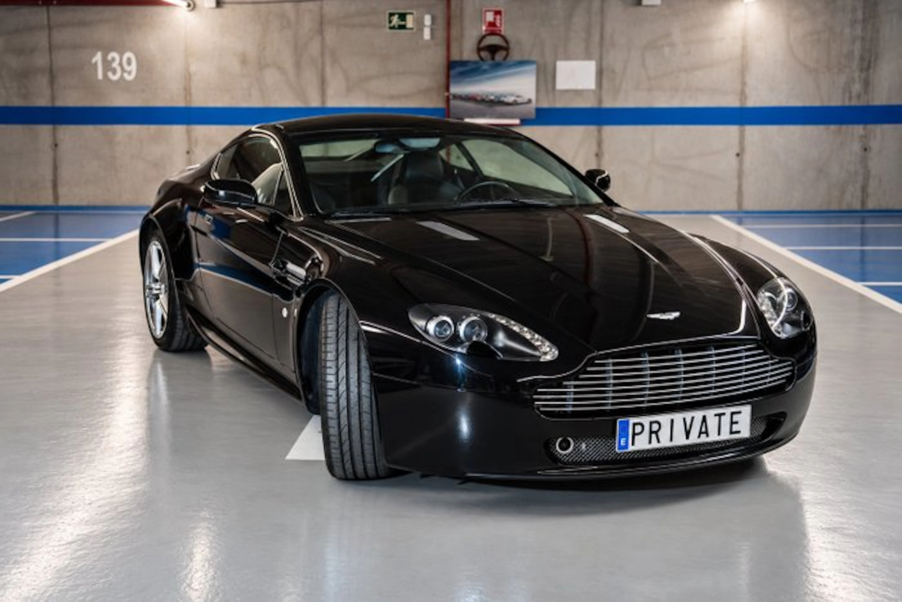 Aston Martin - V8 Vantage - 2008