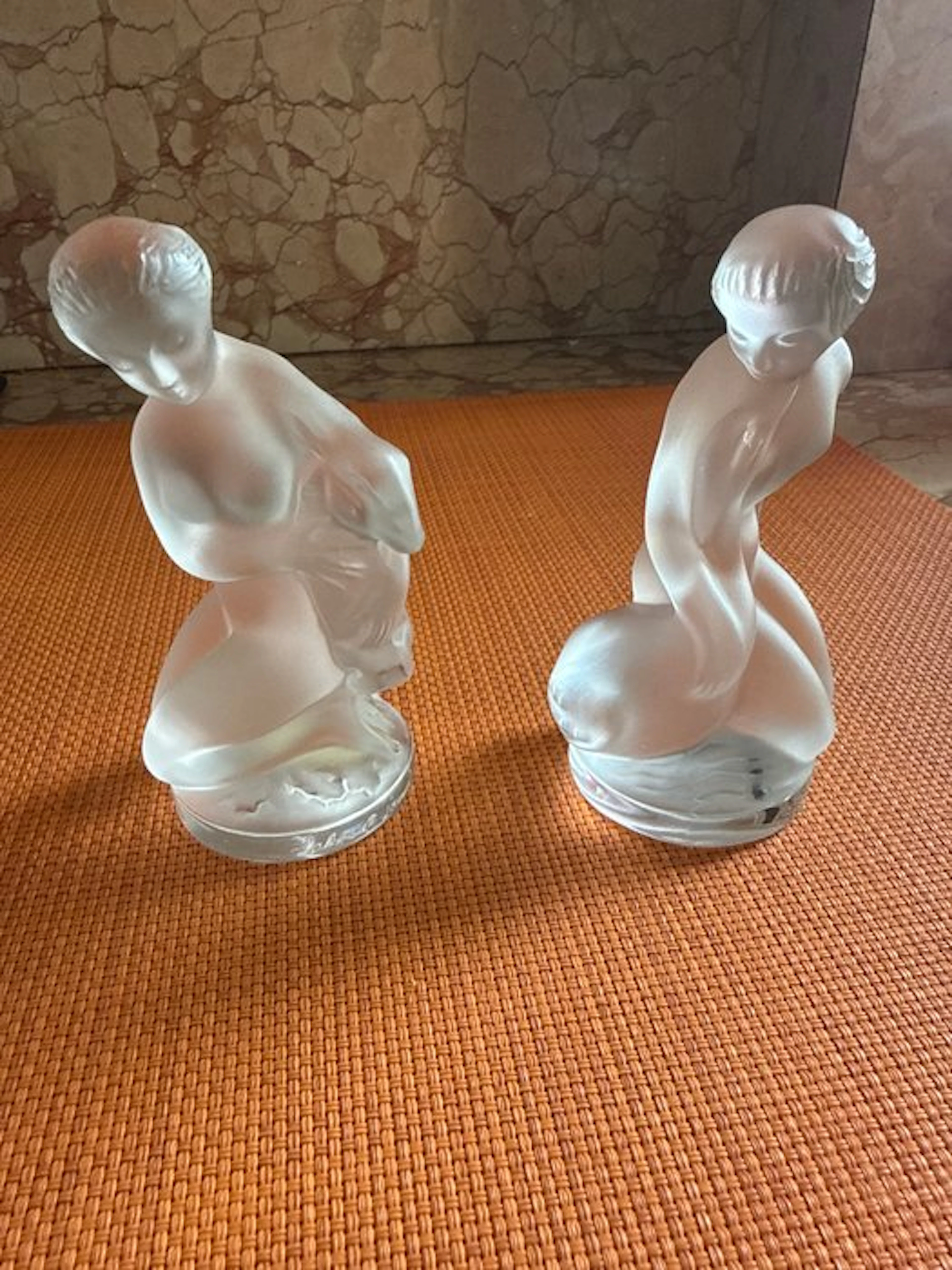 Lalique - Figurine - Coppia di bagnanti in vetro satinato (2) - Glass