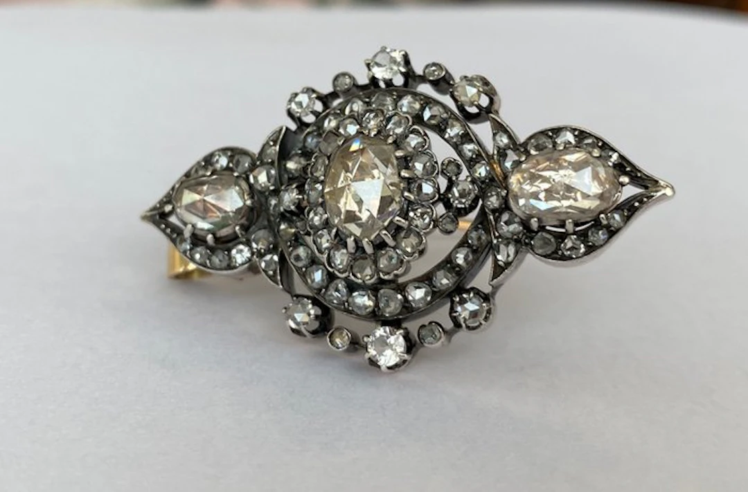 Brooch - 18 kt. Yellow gold, Silver - 6.00ct. tw. Diamond (Natural)