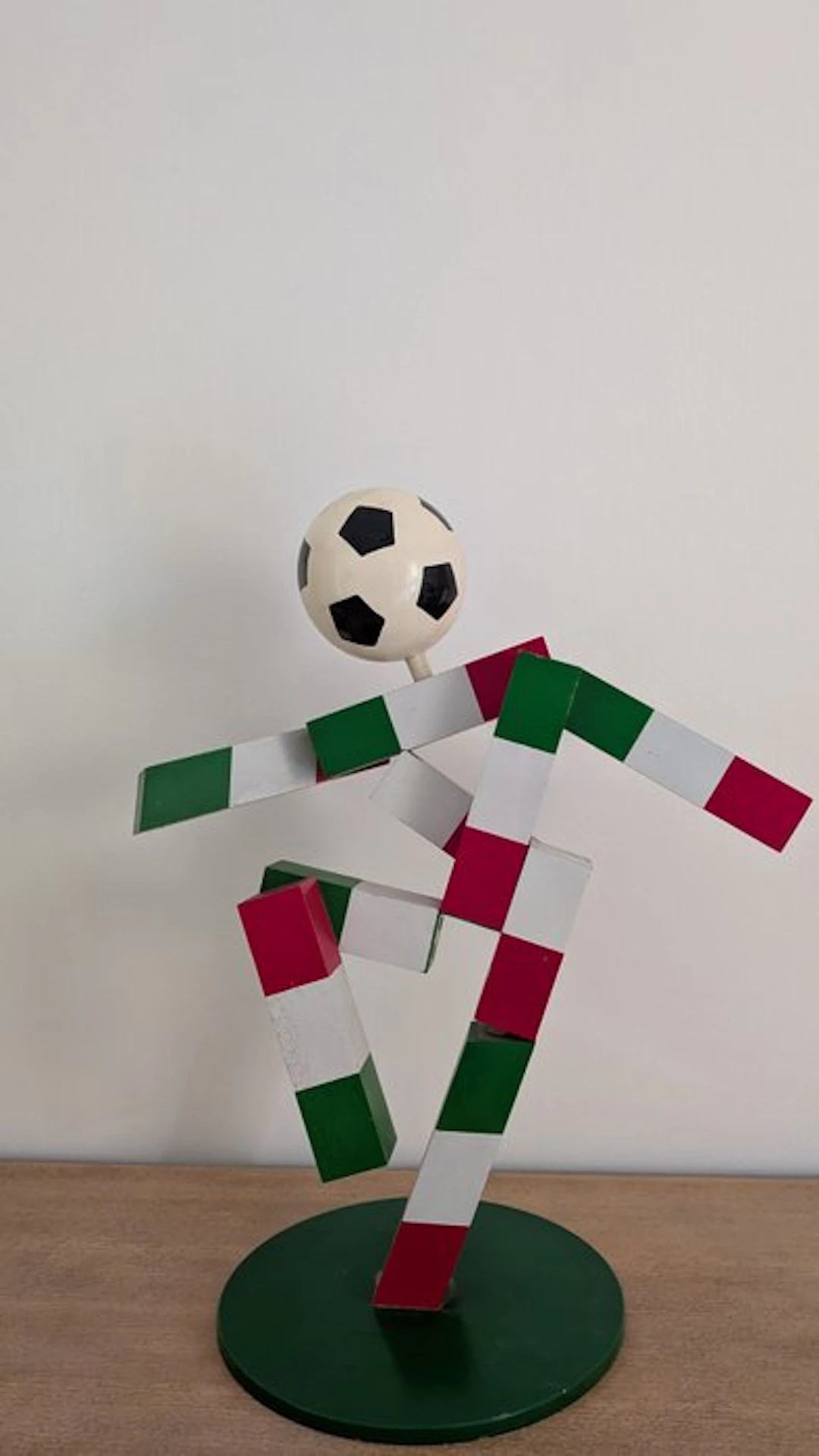 Figure - Giocatore di calcio (scultura) - Pinewood