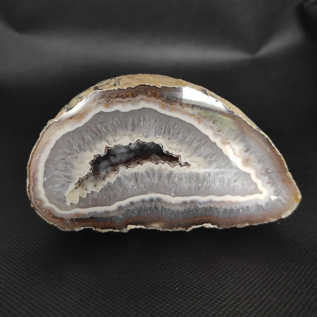 Agate Geode - Height: 8 cm - Width: 7 cm- 640 g - (1)