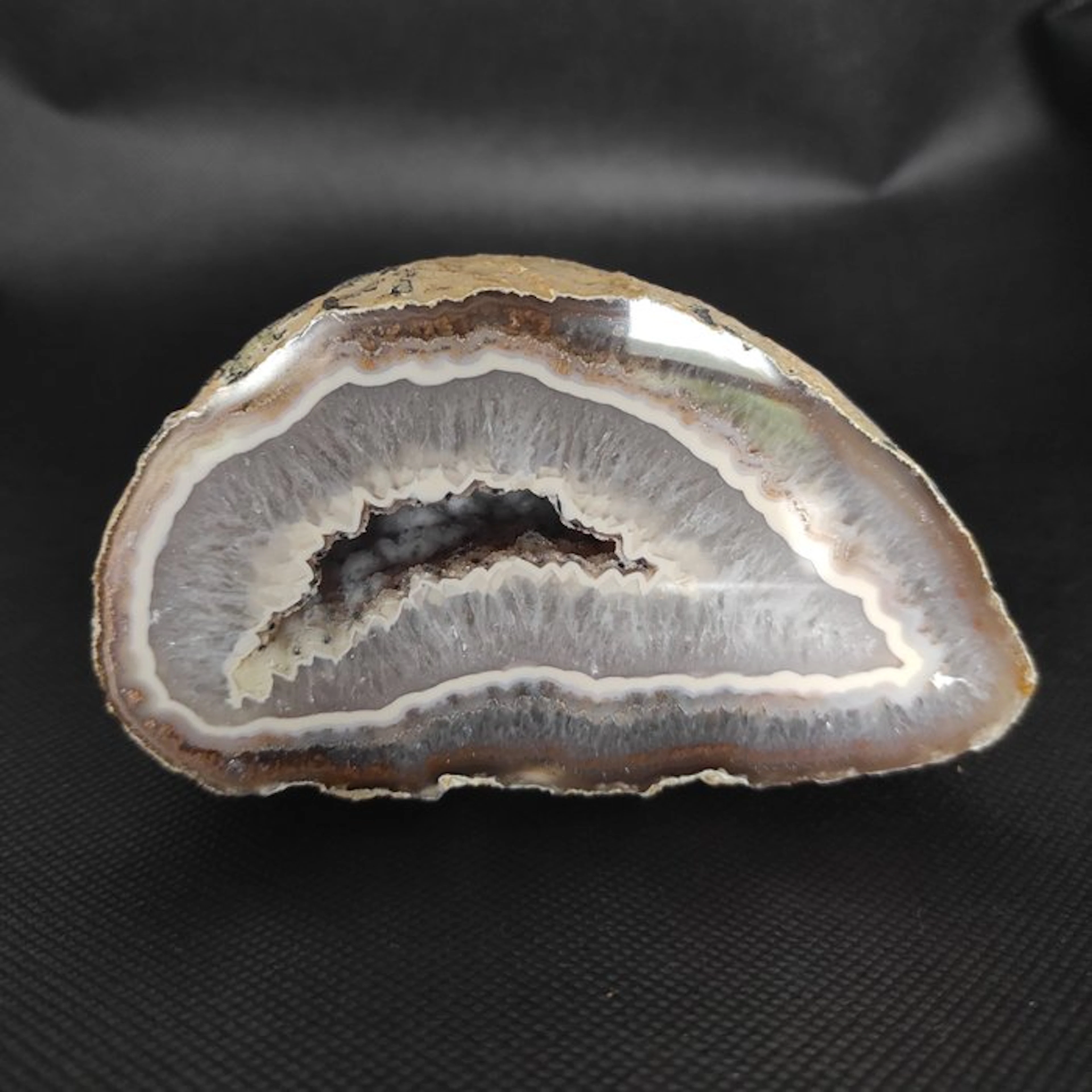 Agate Geode - Height: 8 cm - Width: 7 cm- 640 g - (1)