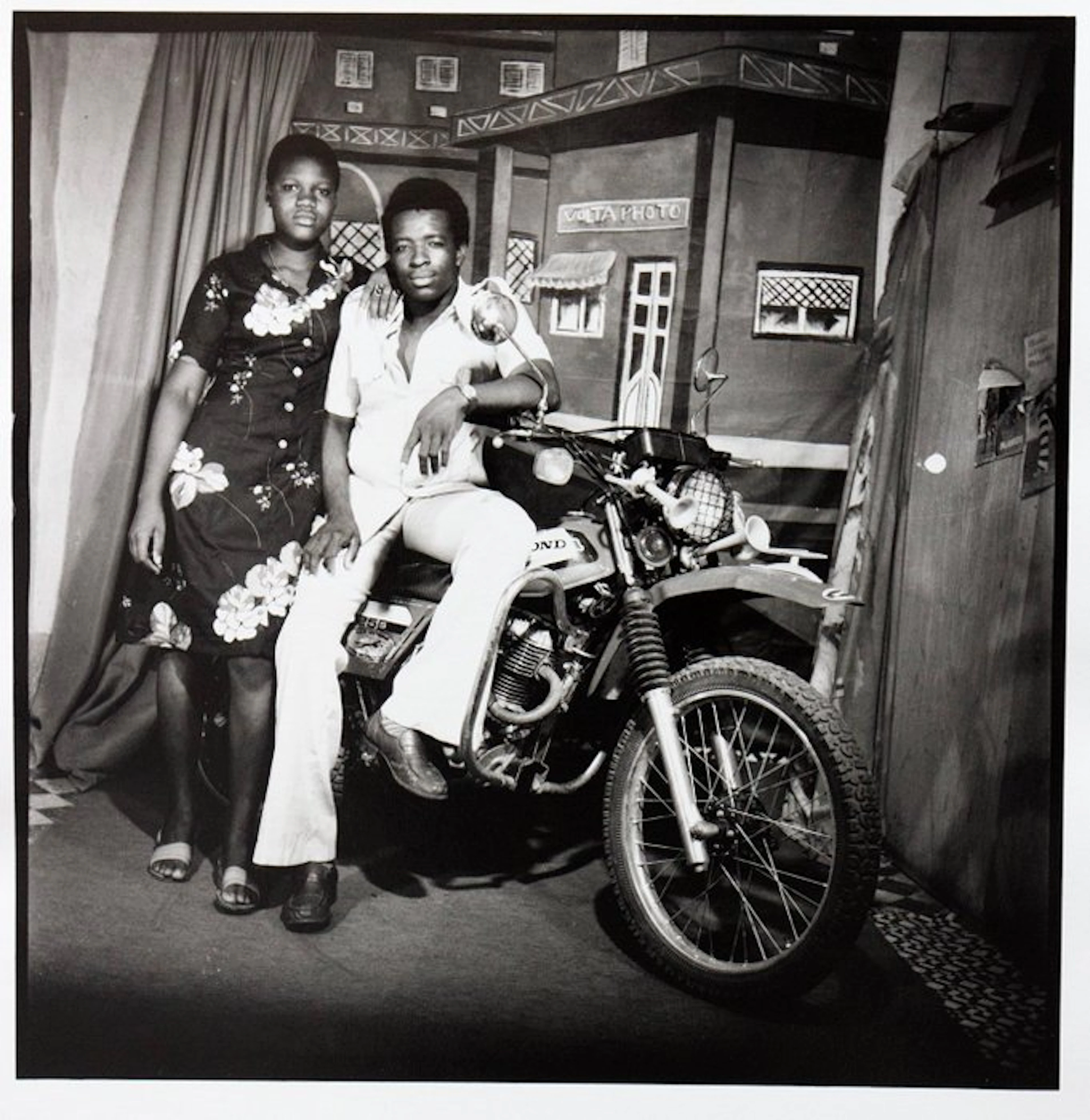 Sanlé Sory (1943–2023) - Couple sur la moto - (Signé à la...