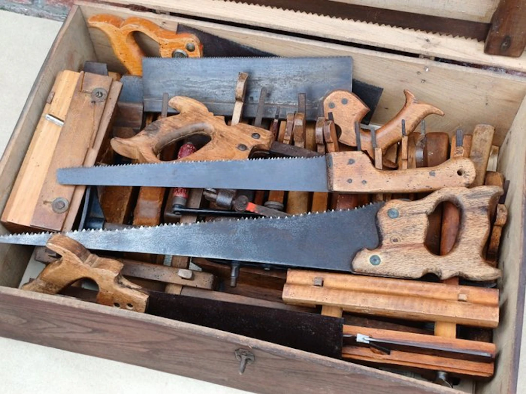 kist met ca 30 stuks oud schrijnwerkers gereedschap - Working tool (30)