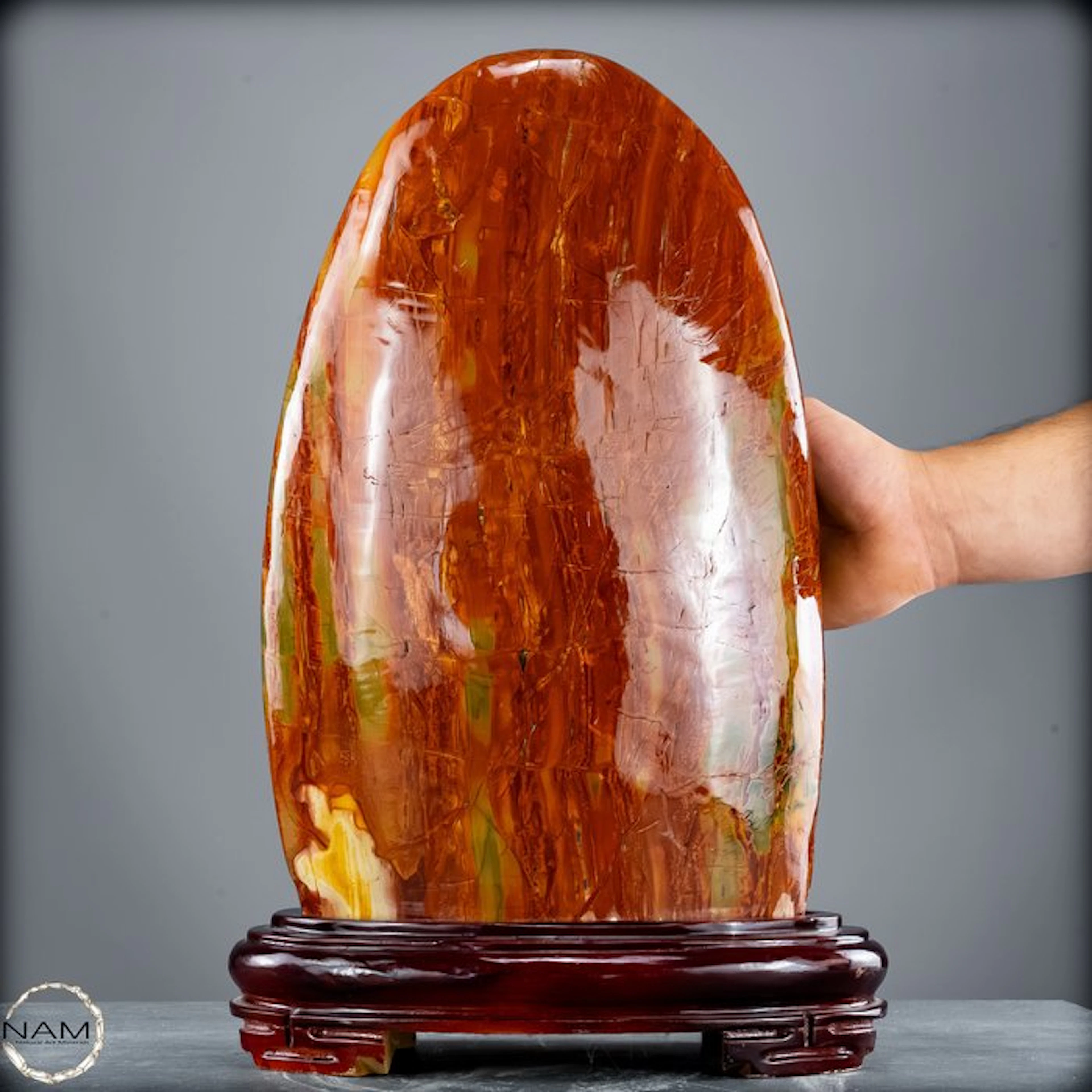 China Jasper freeform on wooden pedestal – monumental...