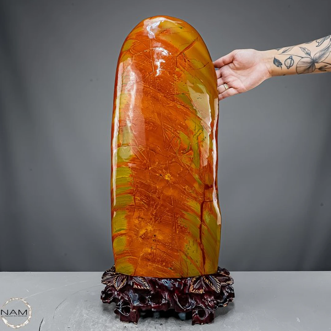 China Jasper freeform on wooden pedestal – monumental...