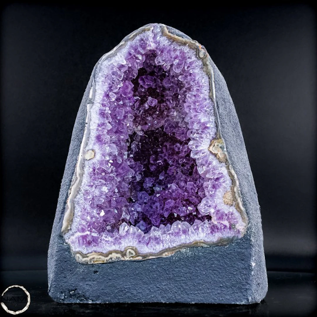 Natural amethyst druzy – an impressive natural work of art full of depth