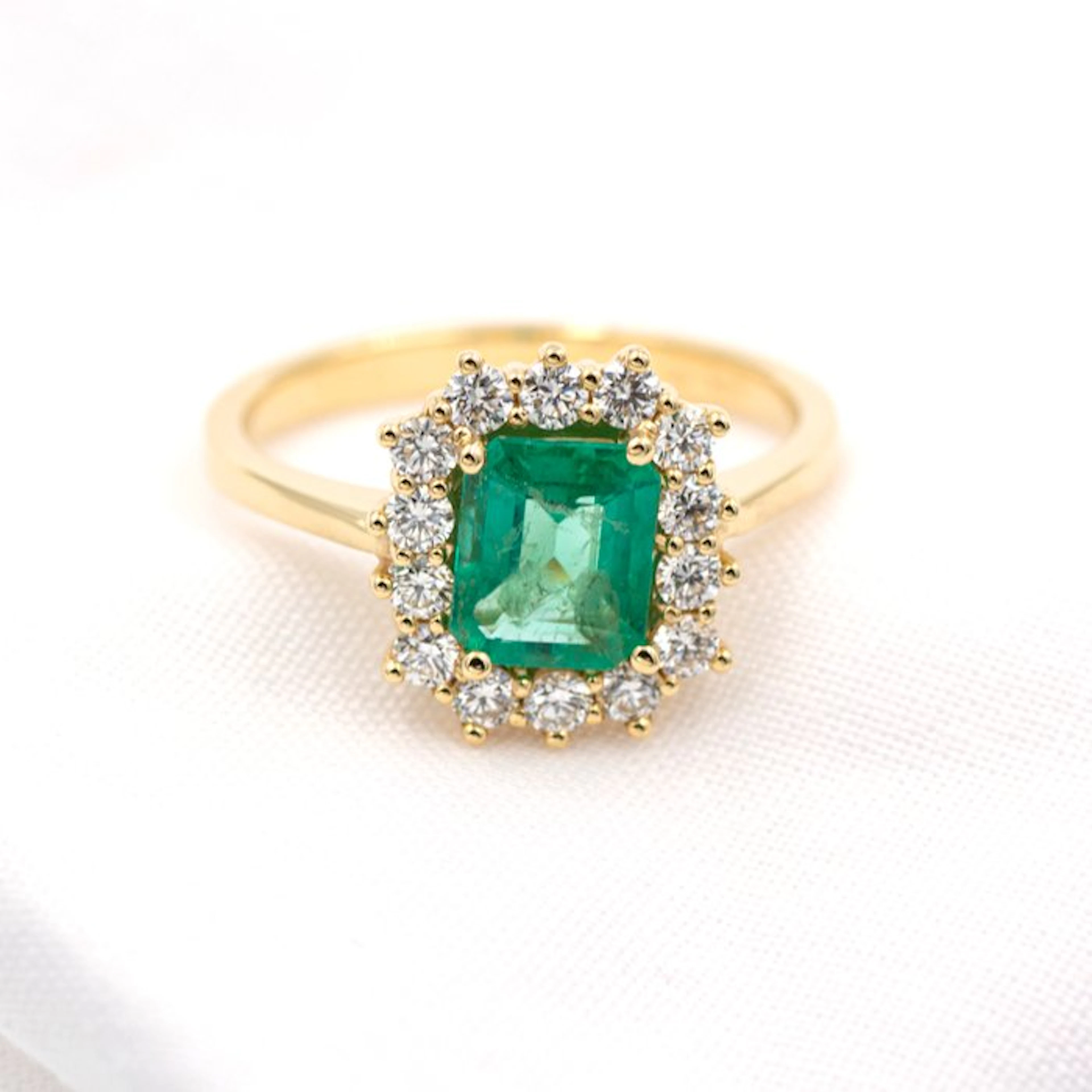 Ring - 18 kt. Yellow gold - 1.64ct. tw. Emerald - Diamond