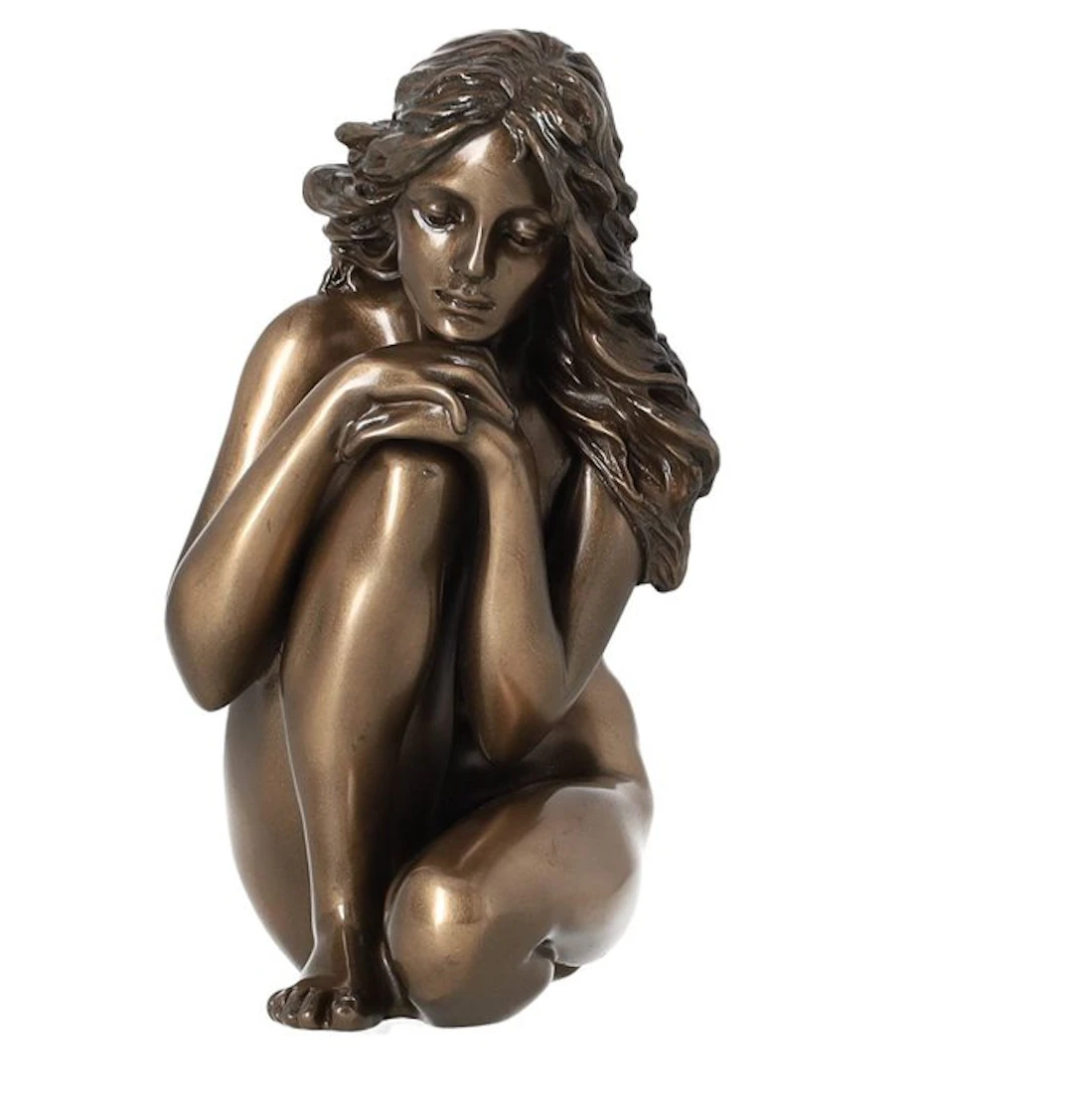 Figurine - Zittende vrouw met opgetrokken knie, bronskleurig - Resin