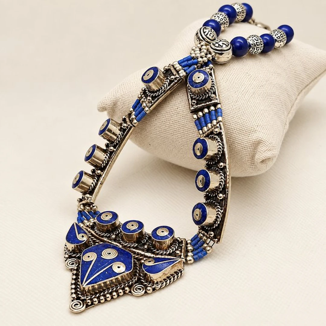Rajasthan. Lapis lazuli. Berber silver and chased metal. - Necklace