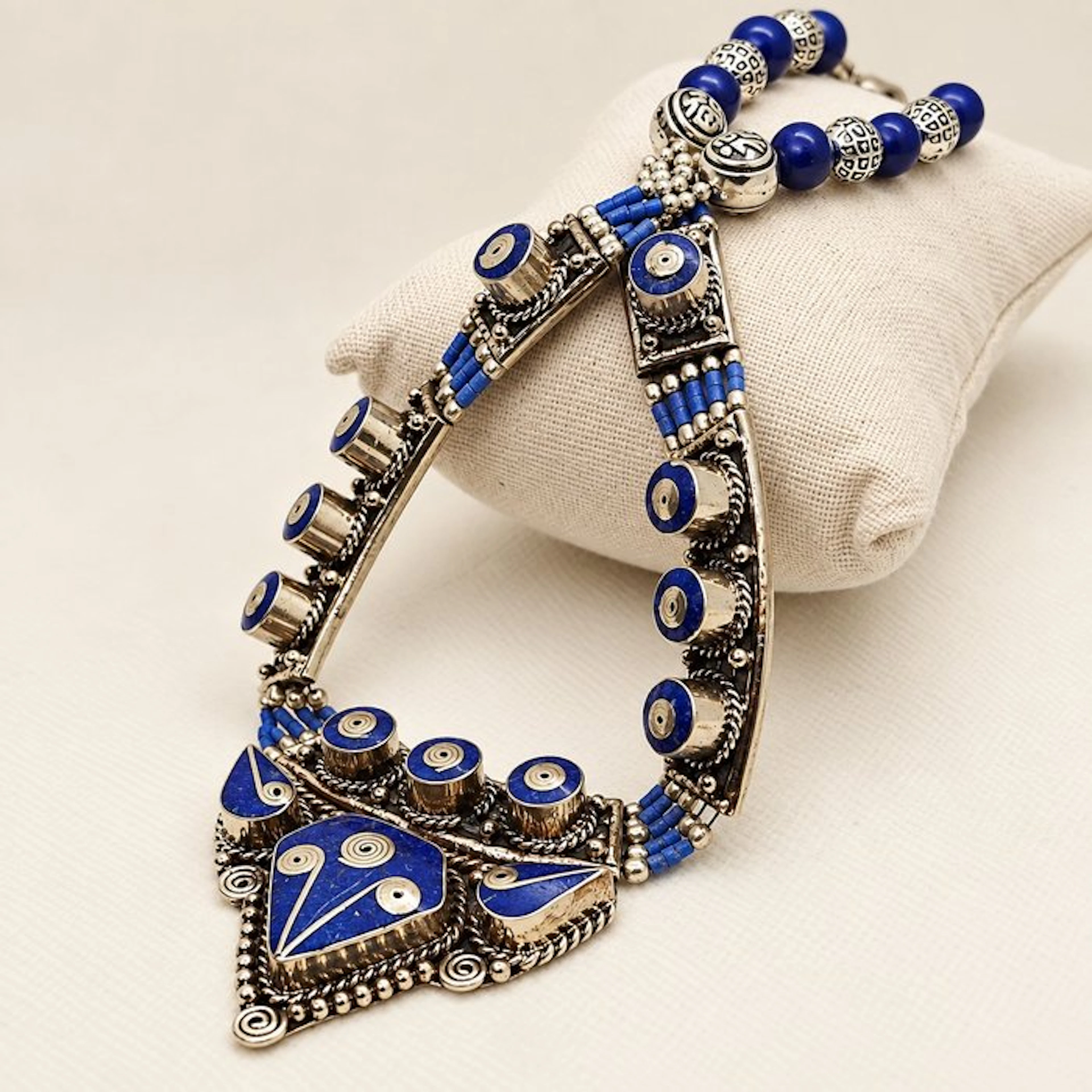 Rajasthan. Lapis lazuli. Berber silver and chased metal. - Necklace