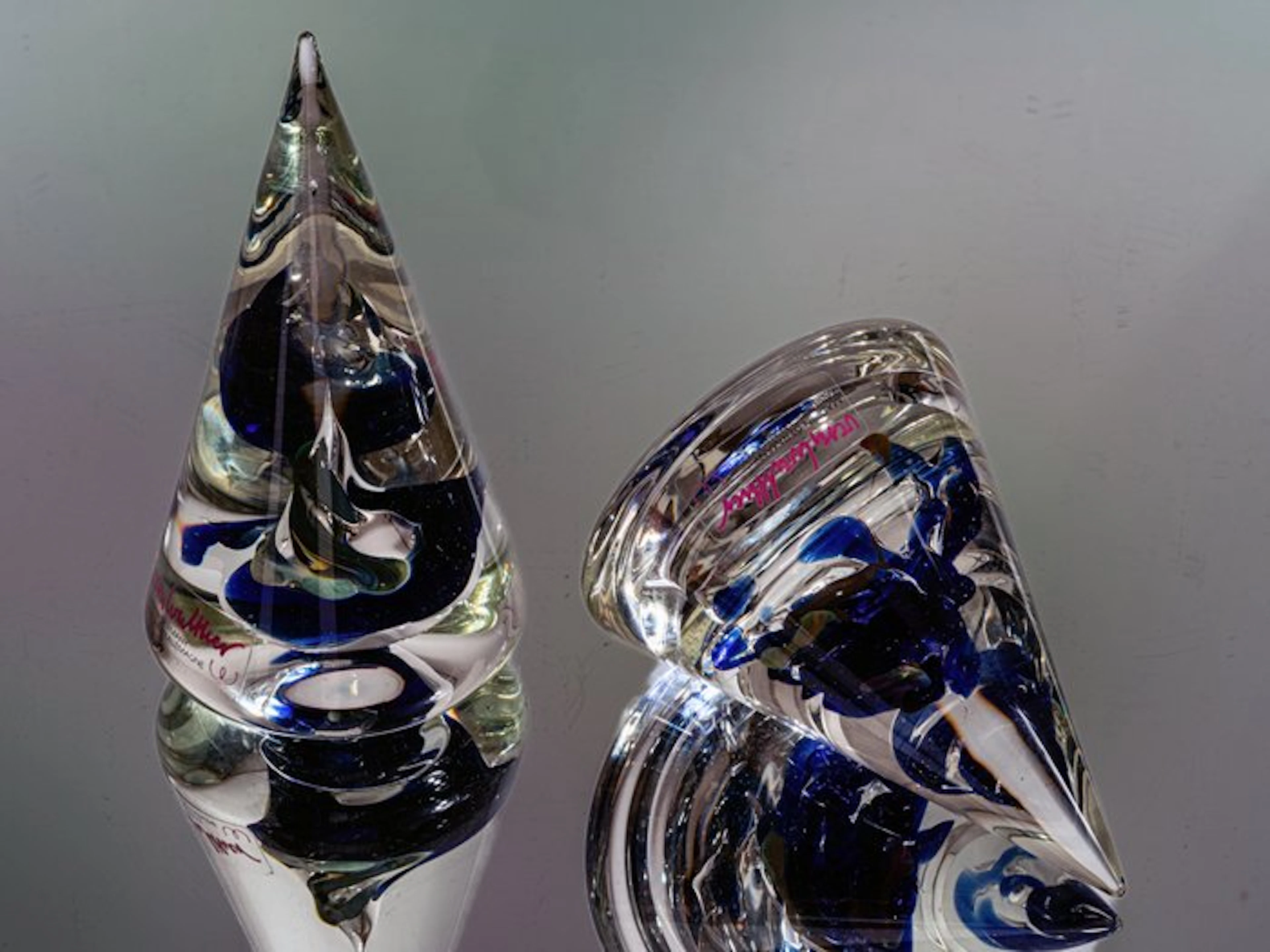 Vera Walther - Paperweight (2) - Künstlerische Glaskegel - Signiert - Höhe ca