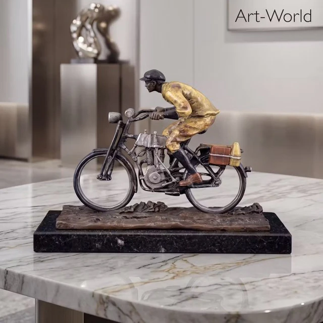Statue, Naar Decker: Man op motor - 17 cm - Bronze, Marble