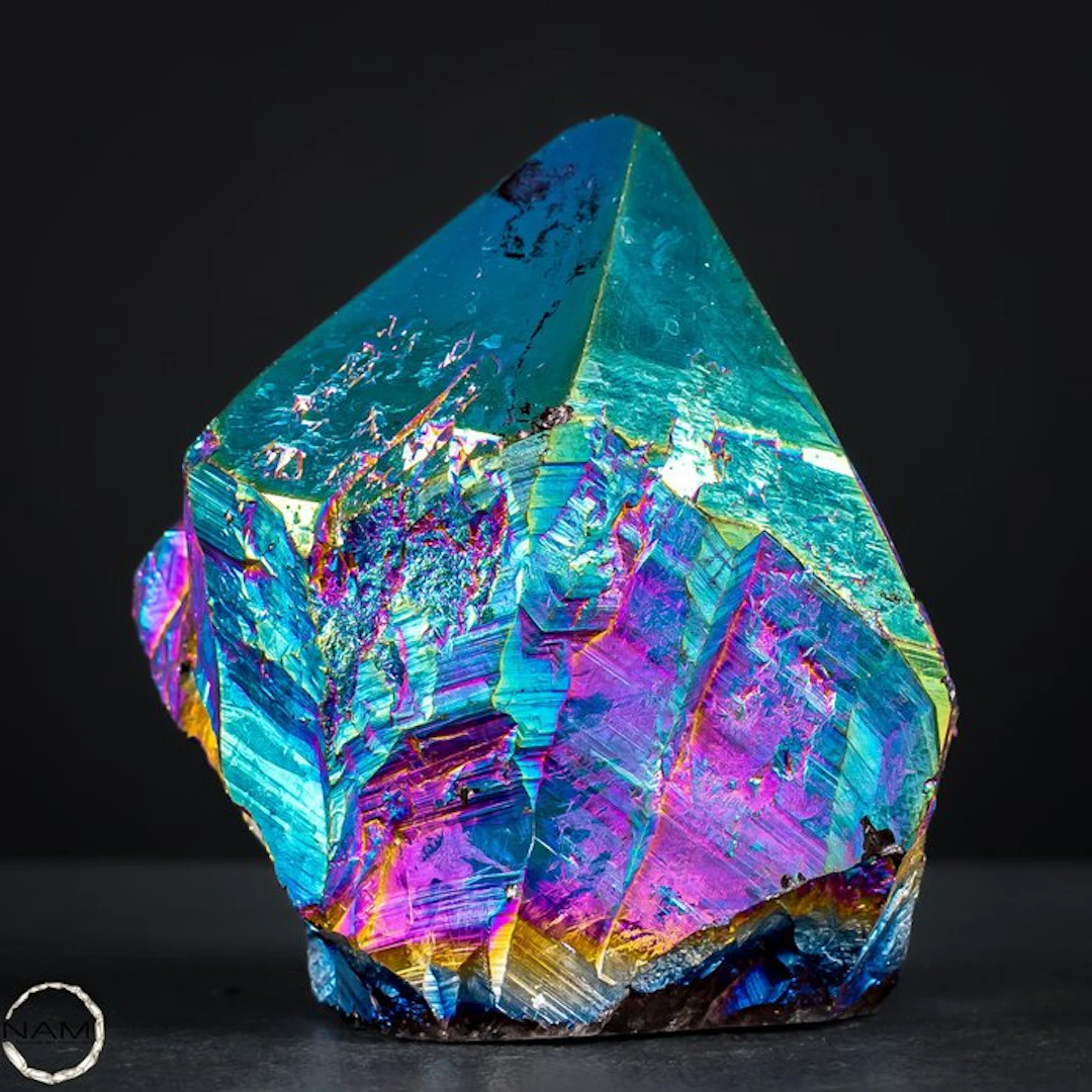 Aura-Amethyst-Spitze – fascinating play of colors in...
