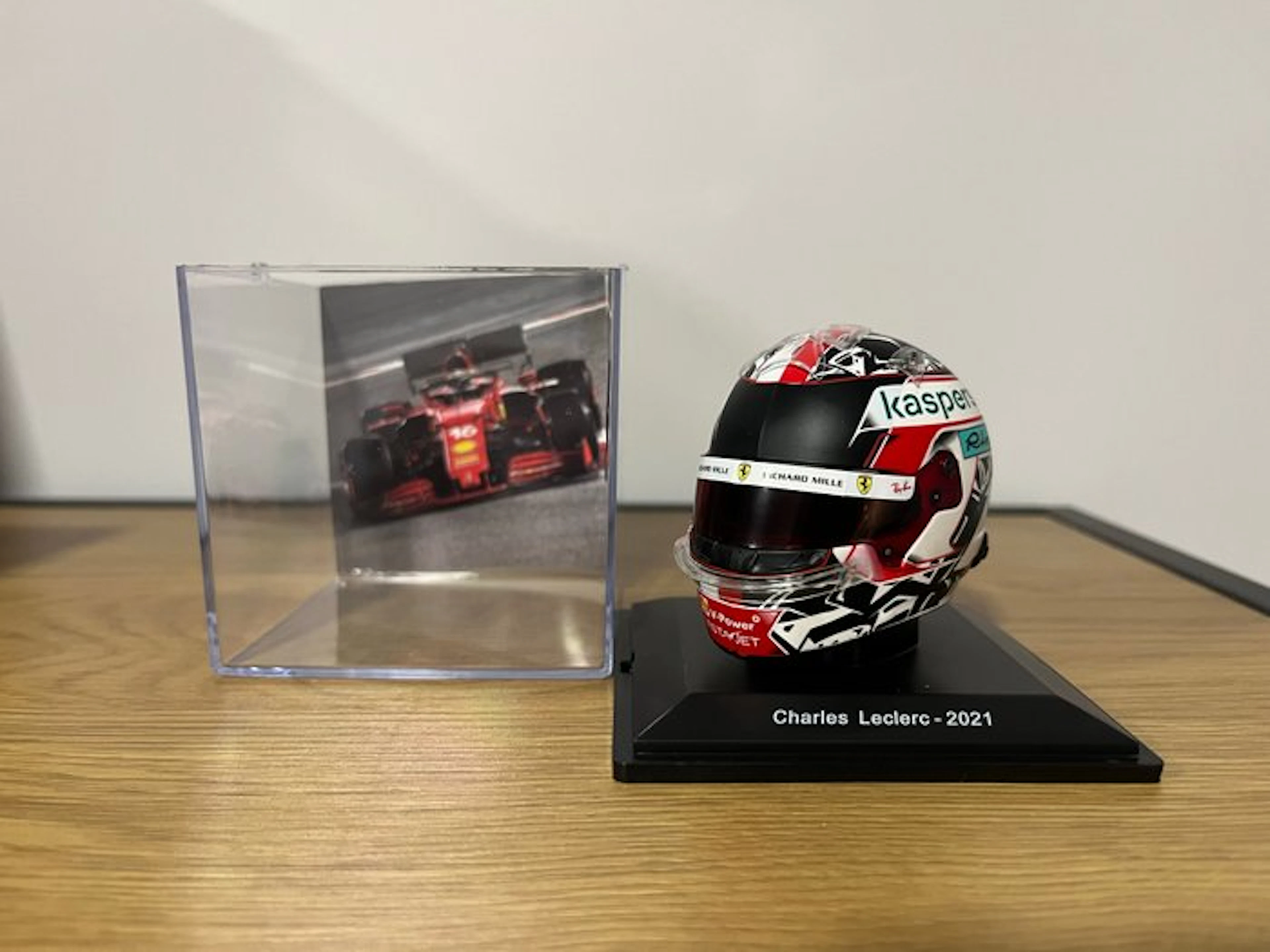 Spark 1:5 - Model car - Bell - Charles Leclerc Ferrari 2021