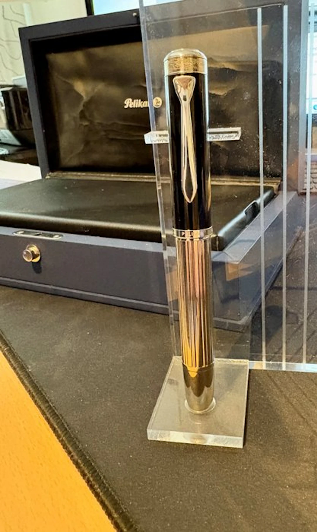 Pelikan - Pelikan Majesty M7005 Schwarz Silber - Fountain pen