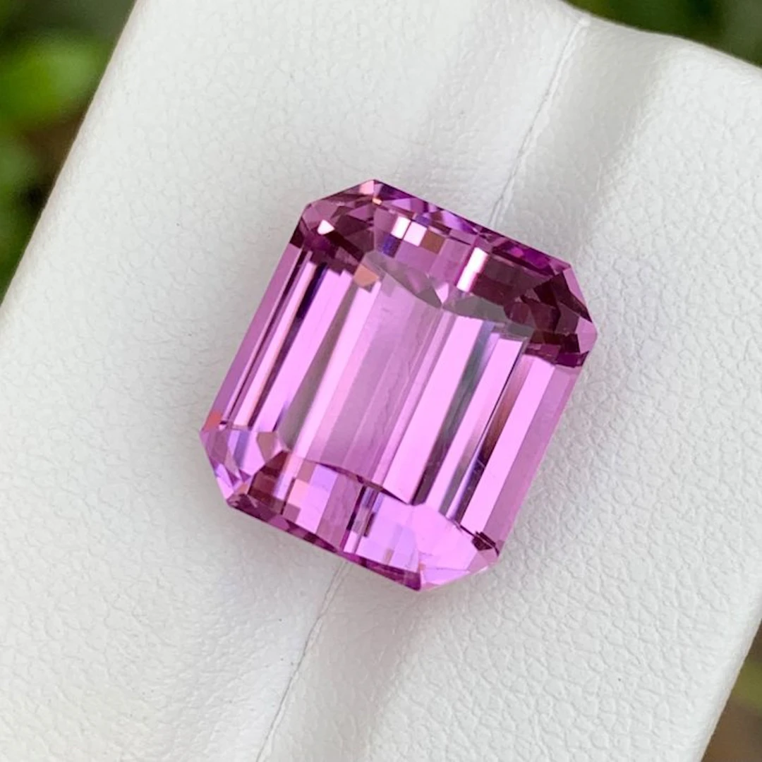 1 pcs Pink Kunzite - 16.63 ct - Gem Report Antwerp (GRA)...