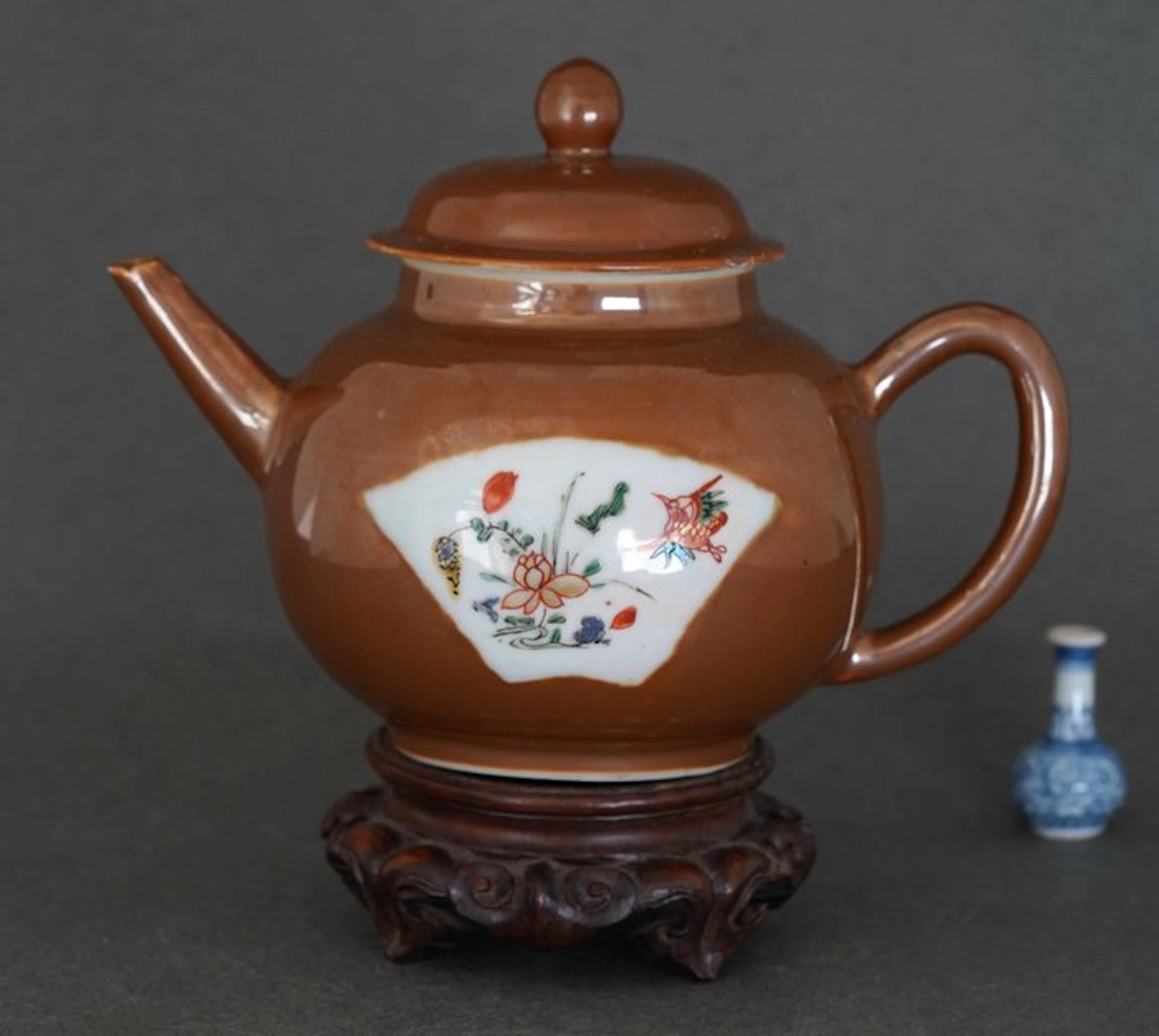 Kangxi (1662-1722) - Teapot - Bird in Flight Above Lotus...
